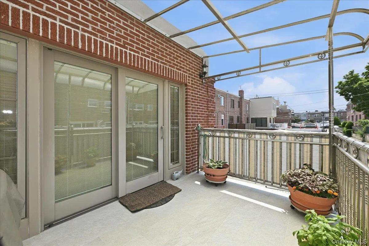 Outside patio off the Den Outside patio off the Den