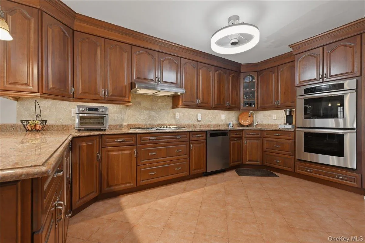 6356 76th Street, New York, NY, 3 Bedrooms Bedrooms, 8 Rooms Rooms,2 BathroomsBathrooms,Residential,For Rent,76th,0,1018566 6356 76th Street, New York, NY, 3 Bedrooms Bedrooms, 8 Rooms Rooms,2 BathroomsBathrooms,Residential,For Rent,76th,0,1018566