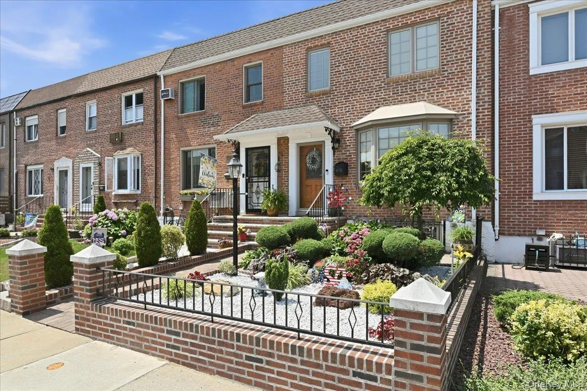 6356 76th Street, New York, NY, 3 Bedrooms Bedrooms, 8 Rooms Rooms,2 BathroomsBathrooms,Residential,For Rent,76th,0,1018566 6356 76th Street, New York, NY, 3 Bedrooms Bedrooms, 8 Rooms Rooms,2 BathroomsBathrooms,Residential,For Rent,76th,0,1018566