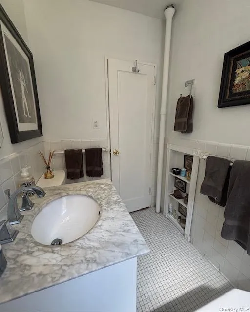 290 Collins Avenue, Mount Vernon, NY, 1 Bedroom Bedrooms, 4 Rooms Rooms,1 BathroomBathrooms,Residential,For Rent,Collins,0,1018577 290 Collins Avenue, Mount Vernon, NY, 1 Bedroom Bedrooms, 4 Rooms Rooms,1 BathroomBathrooms,Residential,For Rent,Collins,0,1018577