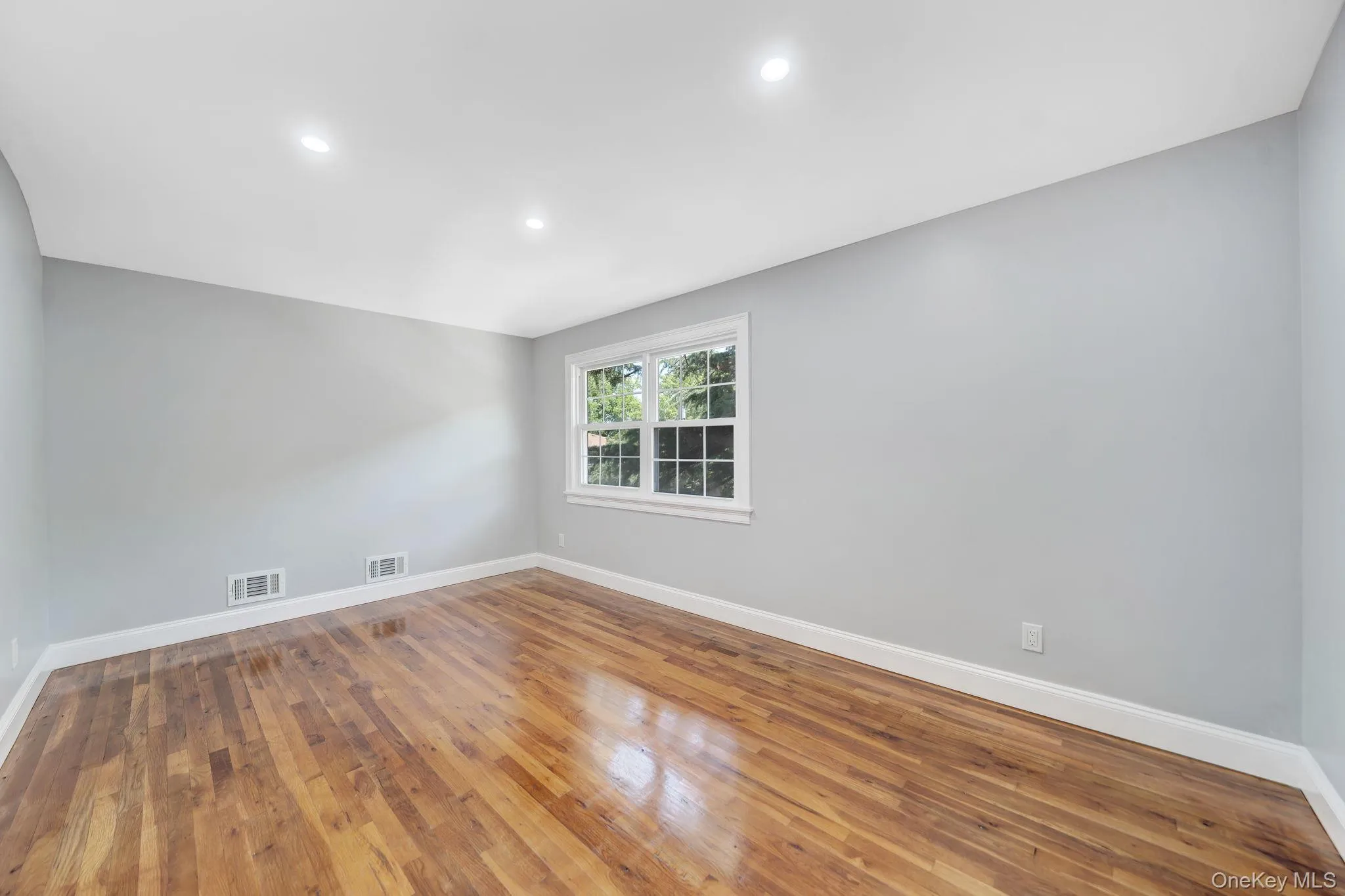 5 Notus Avenue, New York, NY, 3 Bedrooms Bedrooms, 6 Rooms Rooms,1 BathroomBathrooms,Residential,For Rent,Notus,0,KEY1018578 5 Notus Avenue, New York, NY, 3 Bedrooms Bedrooms, 6 Rooms Rooms,1 BathroomBathrooms,Residential,For Rent,Notus,0,KEY1018578