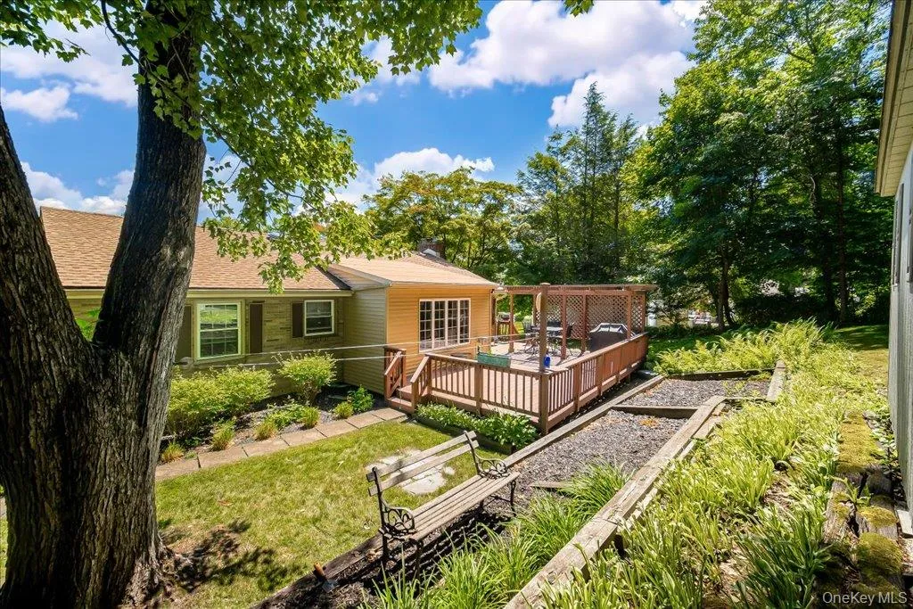 21 Midland Avenue, Woodbury, NY, 3 Bedrooms Bedrooms, 7 Rooms Rooms,2 BathroomsBathrooms,Residential,For Rent,Midland,0,1018592 21 Midland Avenue, Woodbury, NY, 3 Bedrooms Bedrooms, 7 Rooms Rooms,2 BathroomsBathrooms,Residential,For Rent,Midland,0,1018592