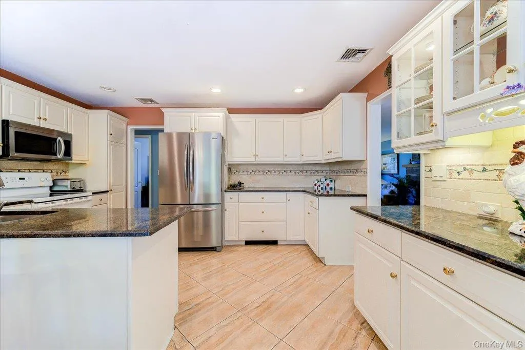 21 Midland Avenue, Woodbury, NY, 3 Bedrooms Bedrooms, 7 Rooms Rooms,2 BathroomsBathrooms,Residential,For Rent,Midland,0,1018592 21 Midland Avenue, Woodbury, NY, 3 Bedrooms Bedrooms, 7 Rooms Rooms,2 BathroomsBathrooms,Residential,For Rent,Midland,0,1018592