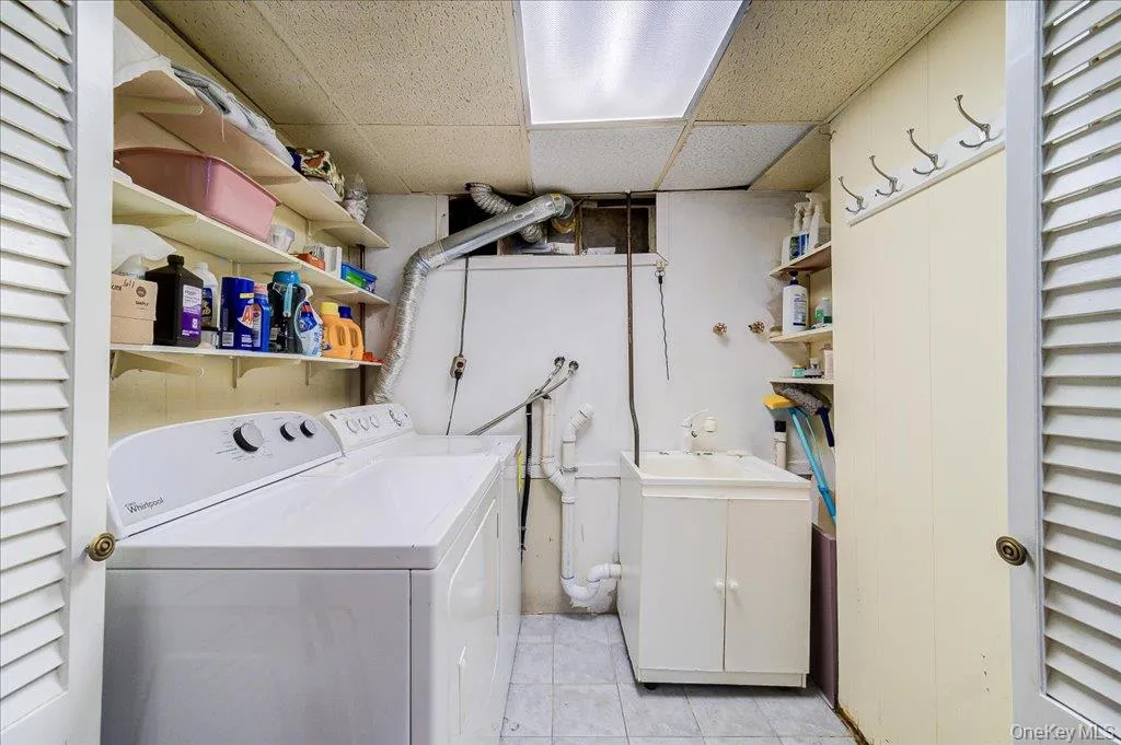 21 Midland Avenue, Woodbury, NY, 3 Bedrooms Bedrooms, 7 Rooms Rooms,2 BathroomsBathrooms,Residential,For Rent,Midland,0,1018592 21 Midland Avenue, Woodbury, NY, 3 Bedrooms Bedrooms, 7 Rooms Rooms,2 BathroomsBathrooms,Residential,For Rent,Midland,0,1018592