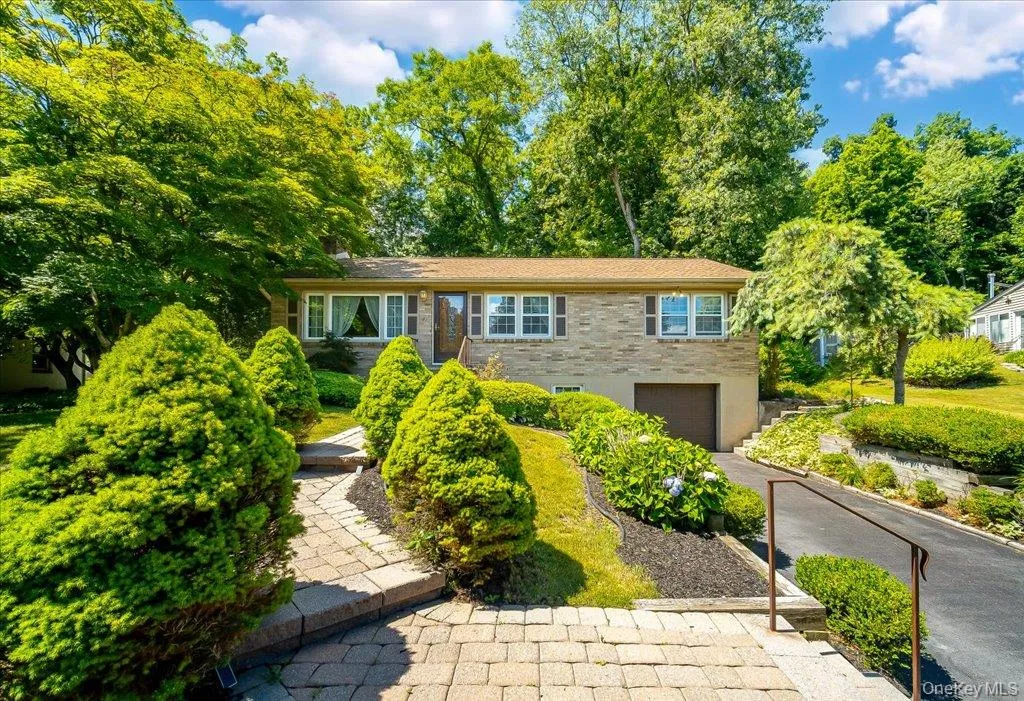 21 Midland Avenue, Woodbury, NY, 3 Bedrooms Bedrooms, 7 Rooms Rooms,2 BathroomsBathrooms,Residential,For Rent,Midland,0,1018592 21 Midland Avenue, Woodbury, NY, 3 Bedrooms Bedrooms, 7 Rooms Rooms,2 BathroomsBathrooms,Residential,For Rent,Midland,0,1018592