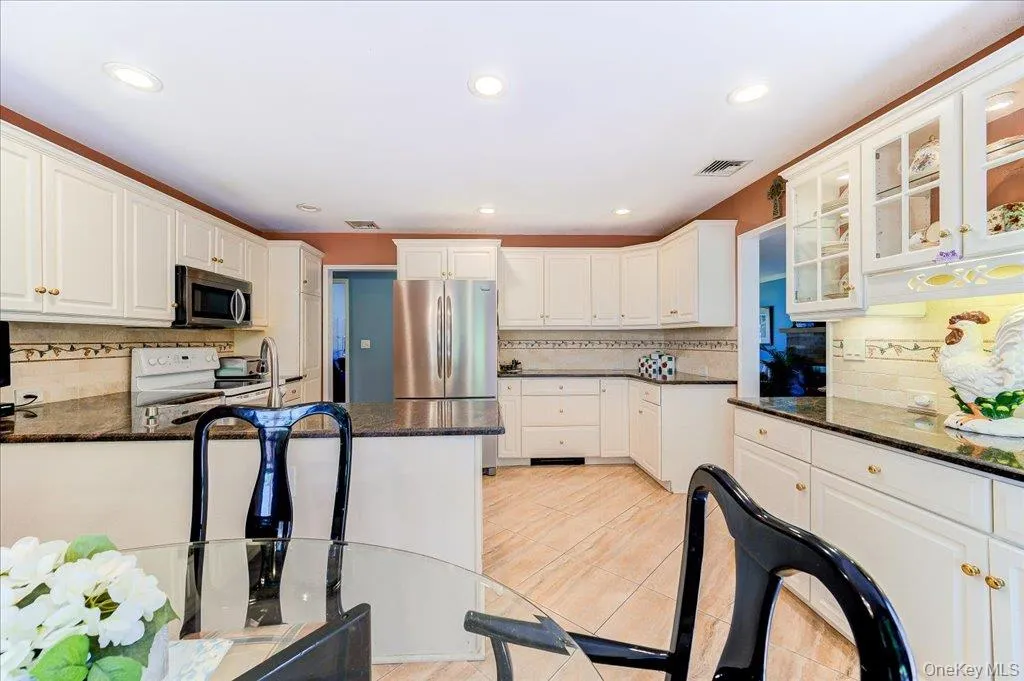 21 Midland Avenue, Woodbury, NY, 3 Bedrooms Bedrooms, 7 Rooms Rooms,2 BathroomsBathrooms,Residential,For Rent,Midland,0,1018592 21 Midland Avenue, Woodbury, NY, 3 Bedrooms Bedrooms, 7 Rooms Rooms,2 BathroomsBathrooms,Residential,For Rent,Midland,0,1018592