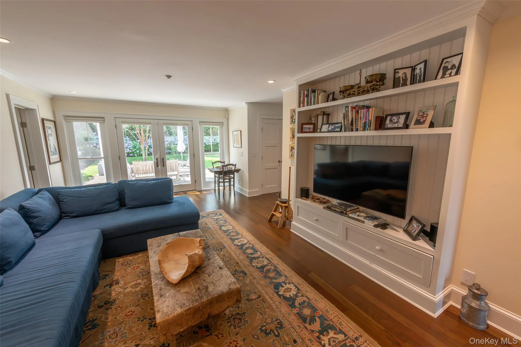 Spacious family room for after beach/pool relaxing Spacious family room for after beach/pool relaxing