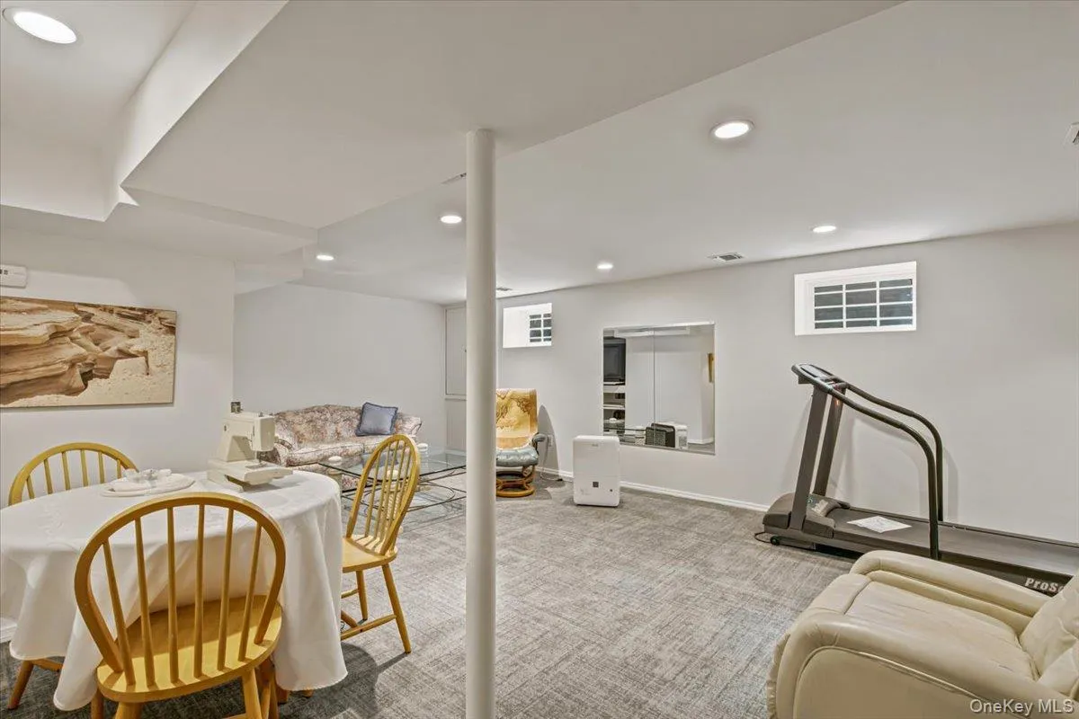 24 Overlook Road, North Hempstead, NY, 3 Bedrooms Bedrooms, 8 Rooms Rooms,2 BathroomsBathrooms,Residential,For Rent,Overlook,0,1018683 24 Overlook Road, North Hempstead, NY, 3 Bedrooms Bedrooms, 8 Rooms Rooms,2 BathroomsBathrooms,Residential,For Rent,Overlook,0,1018683