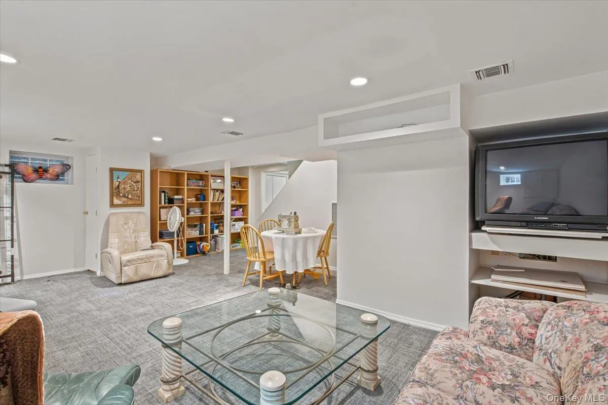 24 Overlook Road, North Hempstead, NY, 3 Bedrooms Bedrooms, 8 Rooms Rooms,2 BathroomsBathrooms,Residential,For Rent,Overlook,0,1018683 24 Overlook Road, North Hempstead, NY, 3 Bedrooms Bedrooms, 8 Rooms Rooms,2 BathroomsBathrooms,Residential,For Rent,Overlook,0,1018683