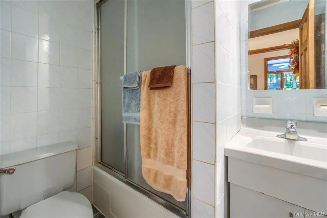 The guest bath offers a tub/shower. The guest bath offers a tub/shower.