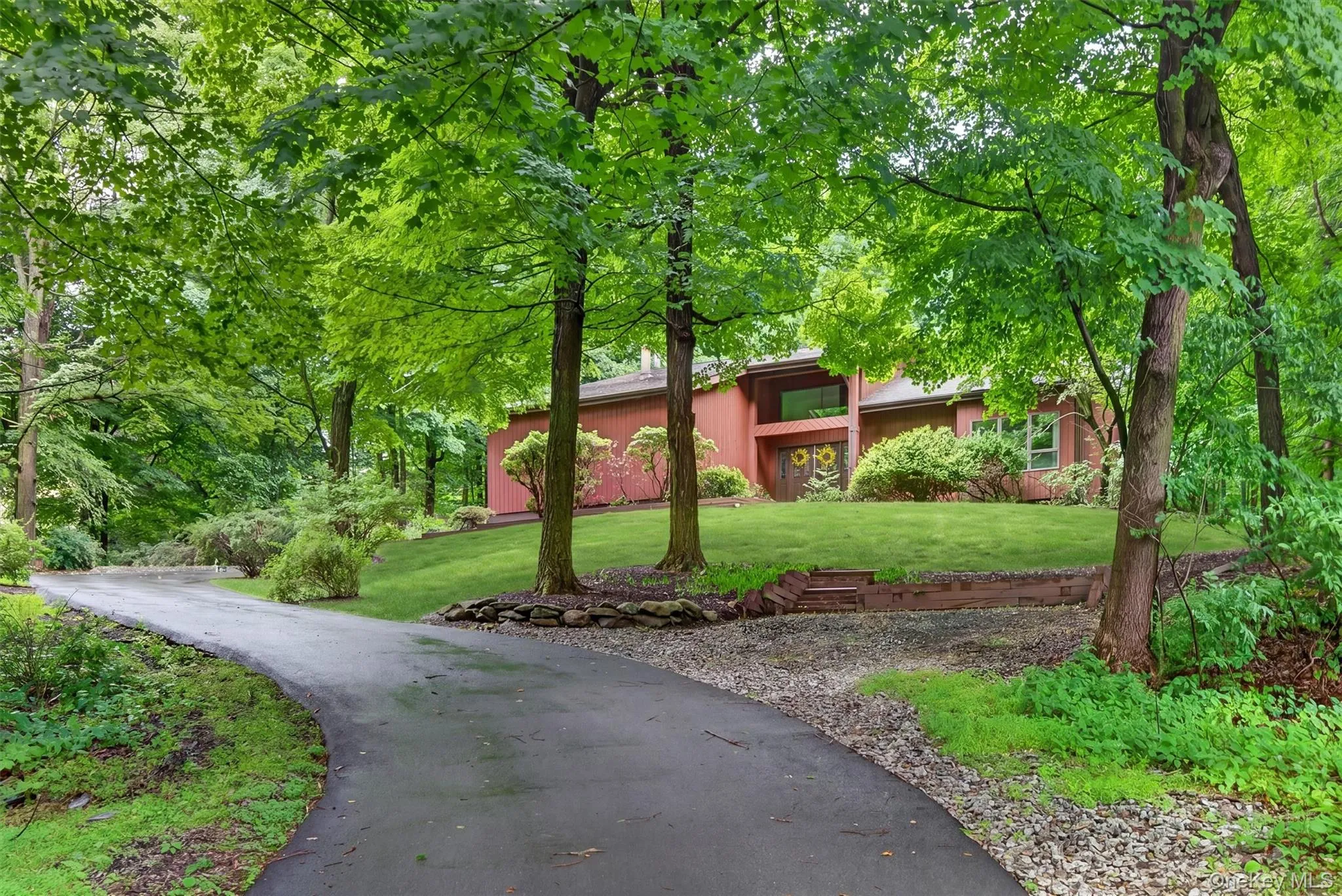 The driveway goes up and around ensuring privacy. The driveway goes up and around ensuring privacy.