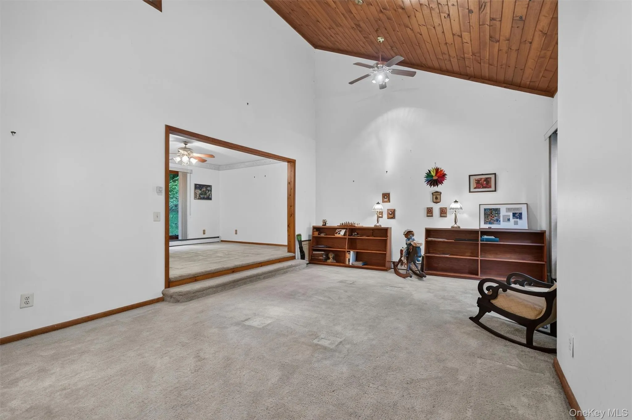 There is a catwalk above leading to the guest bedrooms. There is a catwalk above leading to the guest bedrooms.