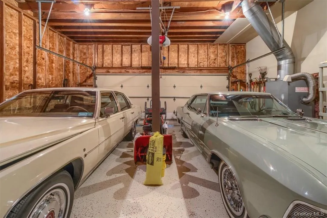 The garage is ideal for keeping your hobby or toys safe. There is also storage above. The garage is ideal for keeping your hobby or toys safe. There is also storage above.