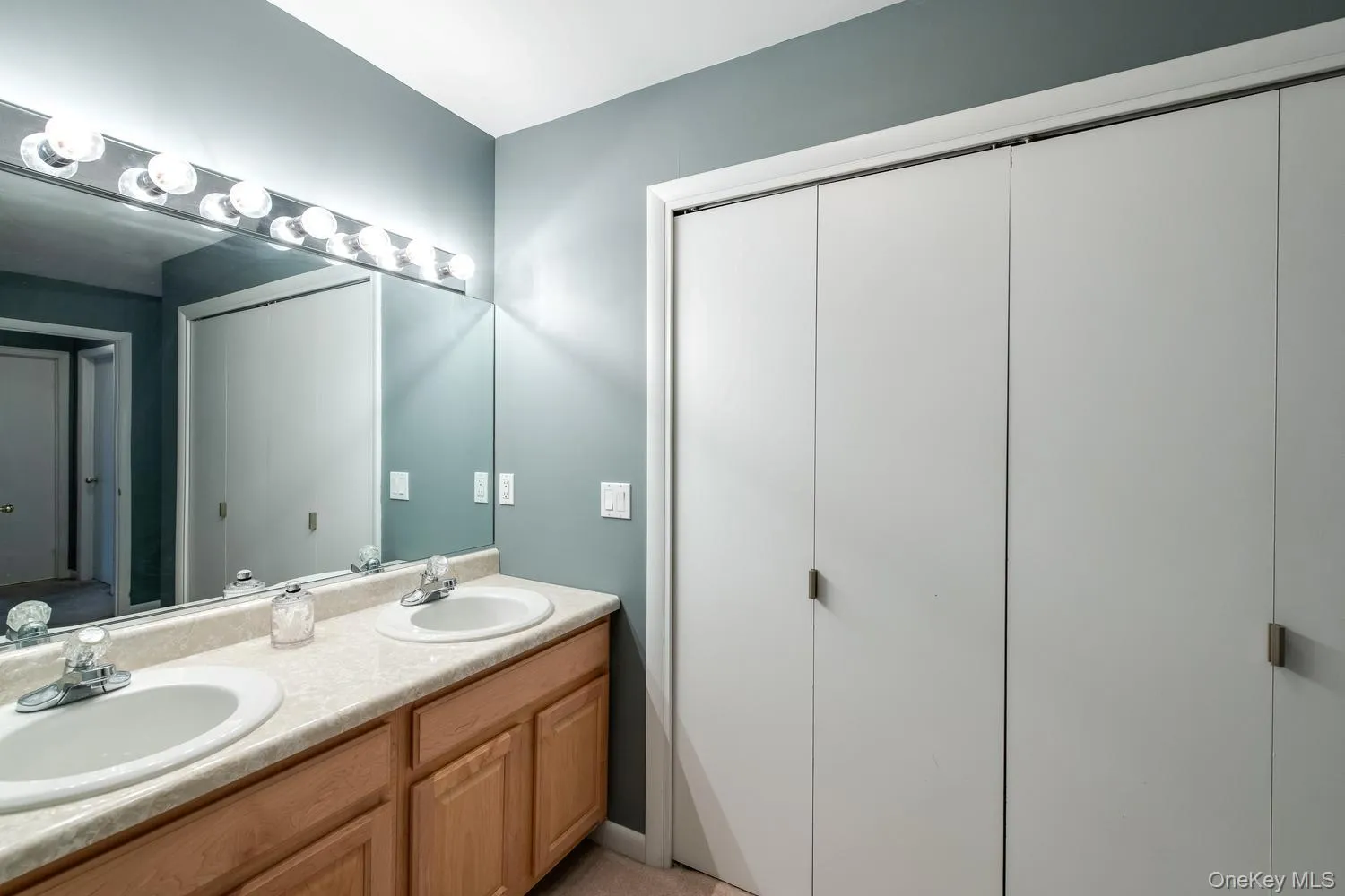 Double vanity, large closet Double vanity, large closet