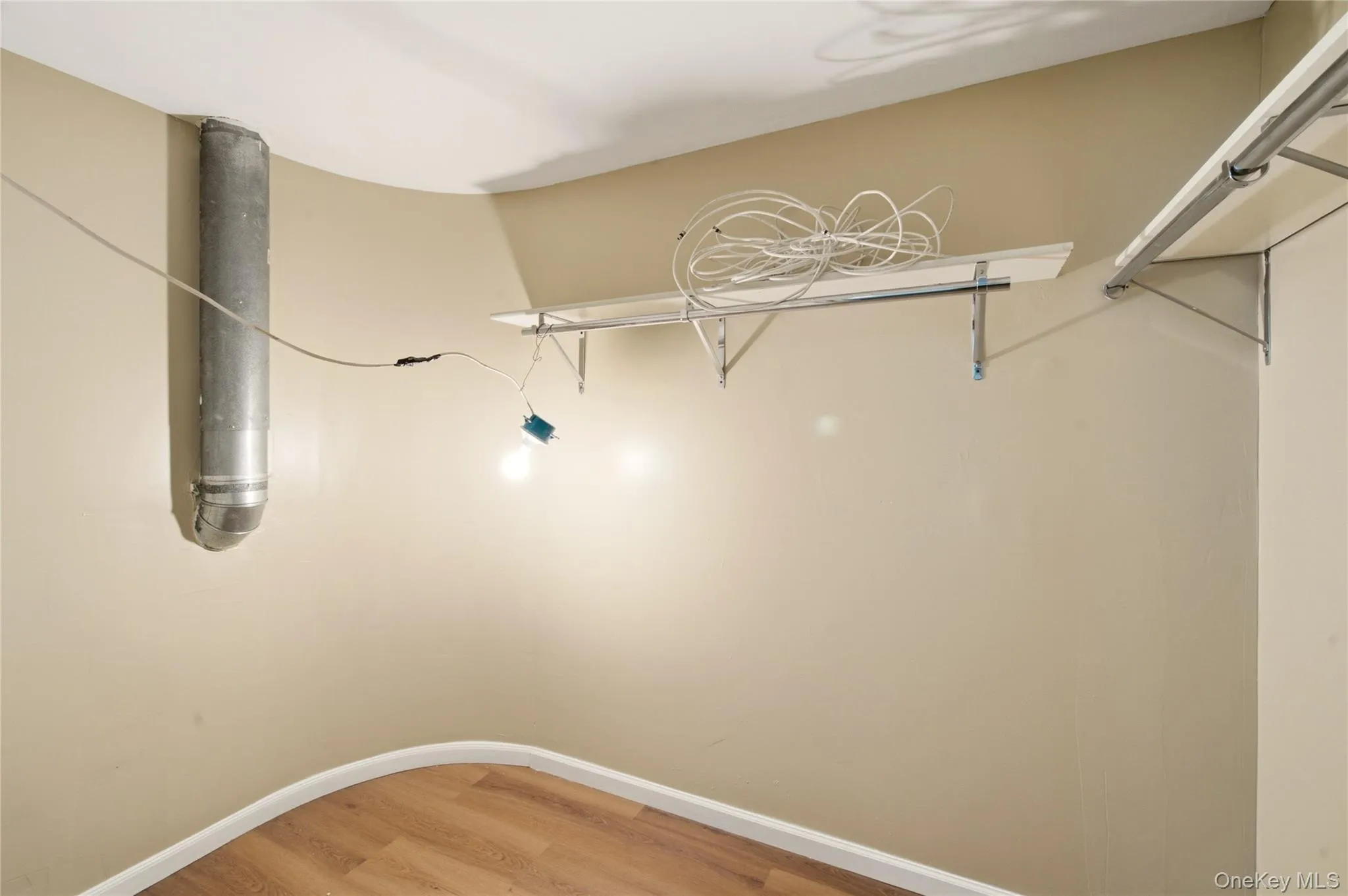 34 MARKWOOD Lane, Huntington, NY, 2 Bedrooms Bedrooms, 5 Rooms Rooms,1 BathroomBathrooms,Residential Lease,For Rent,MARKWOOD,0,1018725 34 MARKWOOD Lane, Huntington, NY, 2 Bedrooms Bedrooms, 5 Rooms Rooms,1 BathroomBathrooms,Residential Lease,For Rent,MARKWOOD,0,1018725
