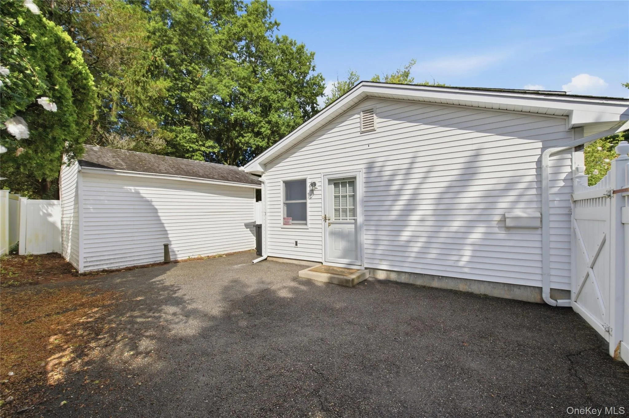 34 MARKWOOD Lane, Huntington, NY, 2 Bedrooms Bedrooms, 5 Rooms Rooms,1 BathroomBathrooms,Residential Lease,For Rent,MARKWOOD,0,1018725 34 MARKWOOD Lane, Huntington, NY, 2 Bedrooms Bedrooms, 5 Rooms Rooms,1 BathroomBathrooms,Residential Lease,For Rent,MARKWOOD,0,1018725