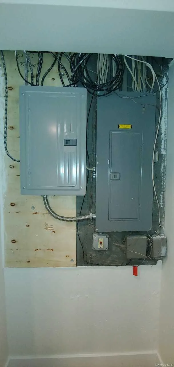 Circuit panel Circuit panel
