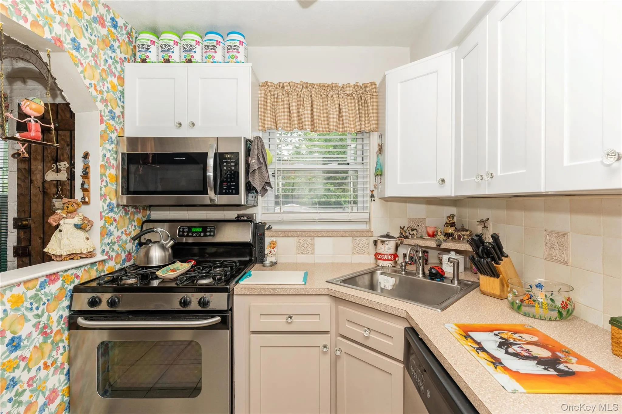 4318 195th Street, New York, NY, 3 Bedrooms Bedrooms, 8 Rooms Rooms,2 BathroomsBathrooms,Residential,For Rent,195th,0,1018749 4318 195th Street, New York, NY, 3 Bedrooms Bedrooms, 8 Rooms Rooms,2 BathroomsBathrooms,Residential,For Rent,195th,0,1018749