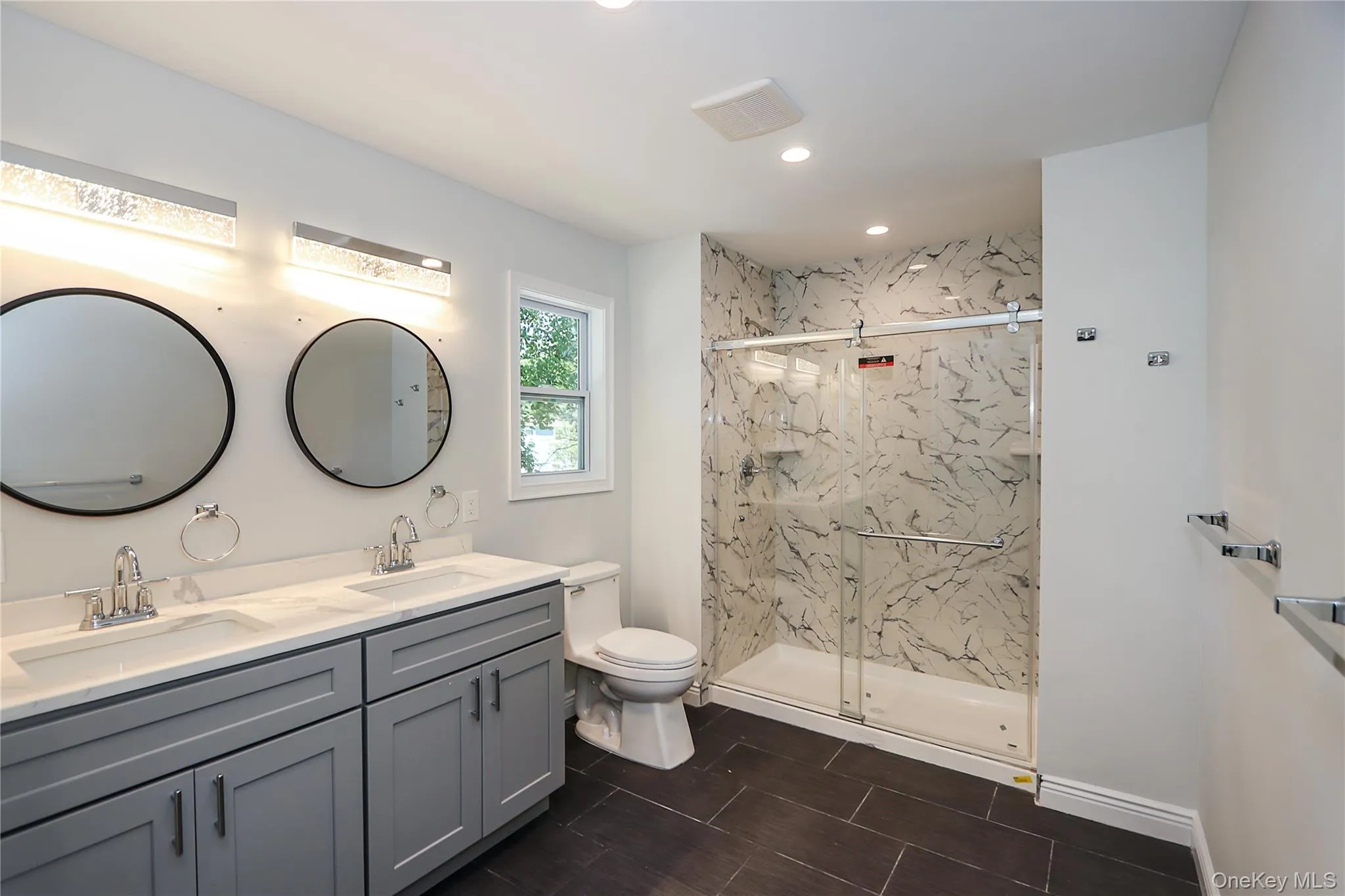 En Suite w/Double Vanity En Suite w/Double Vanity