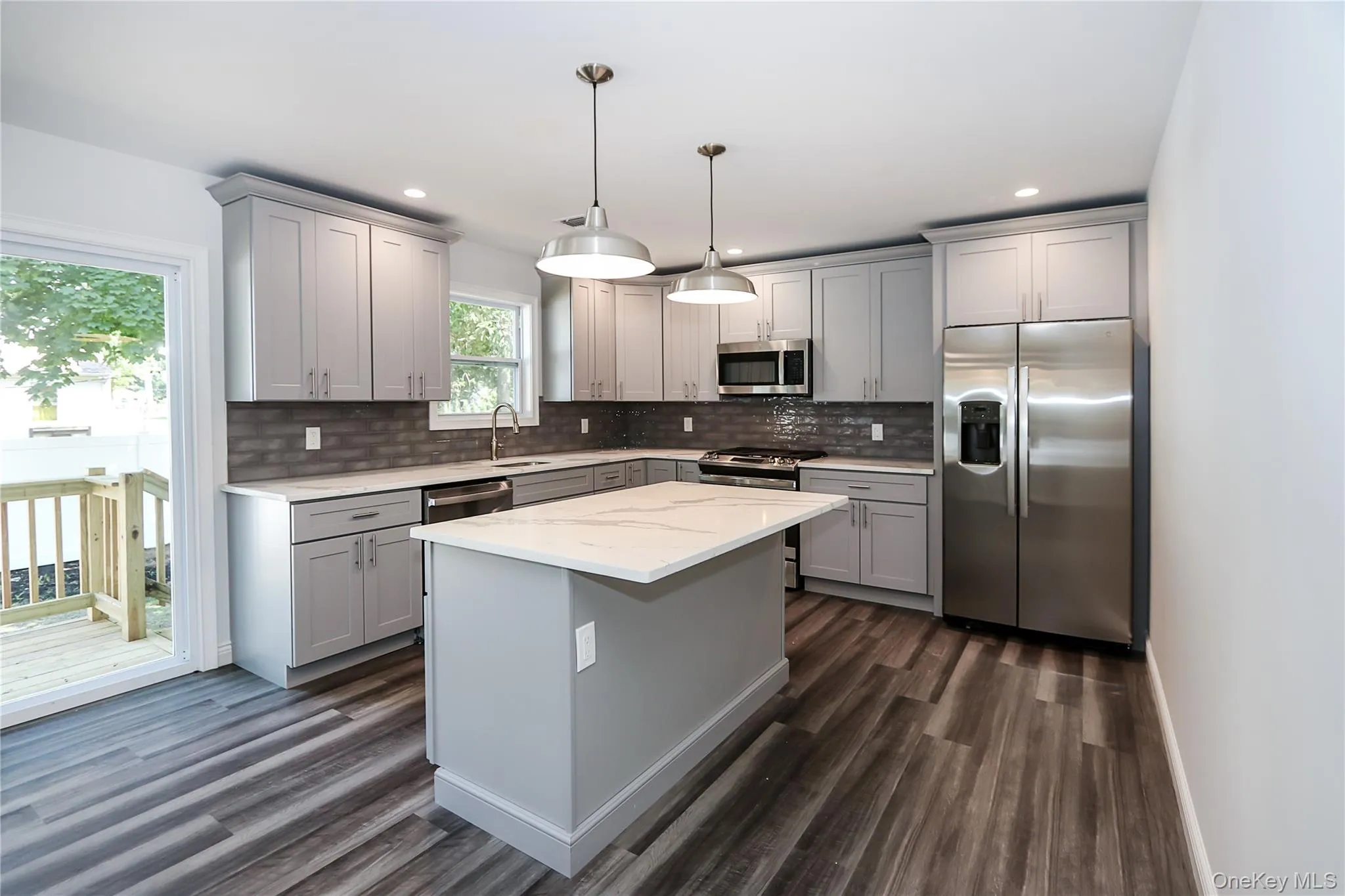Quartz Countertops & SS Appliances Quartz Countertops & SS Appliances