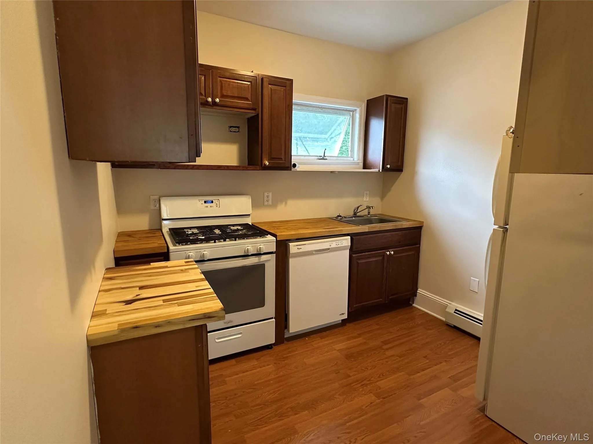 19 Wheeler Avenue, Warwick (town), NY, 1 Bedroom Bedrooms, 4 Rooms Rooms,1 BathroomBathrooms,Residential Lease,For Rent,Wheeler,0,1018766 19 Wheeler Avenue, Warwick (town), NY, 1 Bedroom Bedrooms, 4 Rooms Rooms,1 BathroomBathrooms,Residential Lease,For Rent,Wheeler,0,1018766