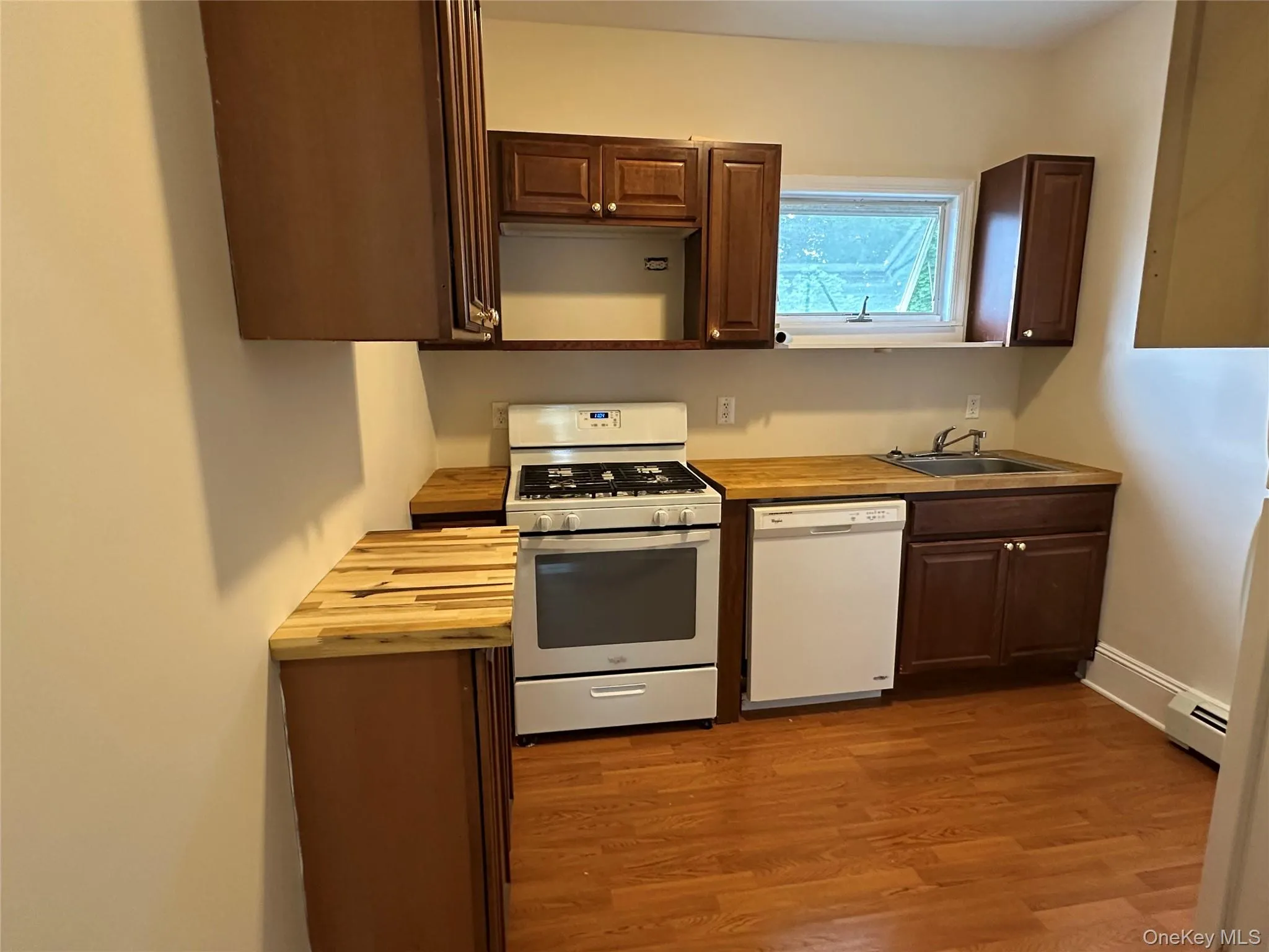 19 Wheeler Avenue, Warwick (town), NY, 1 Bedroom Bedrooms, 4 Rooms Rooms,1 BathroomBathrooms,Residential Lease,For Rent,Wheeler,0,1018766 19 Wheeler Avenue, Warwick (town), NY, 1 Bedroom Bedrooms, 4 Rooms Rooms,1 BathroomBathrooms,Residential Lease,For Rent,Wheeler,0,1018766