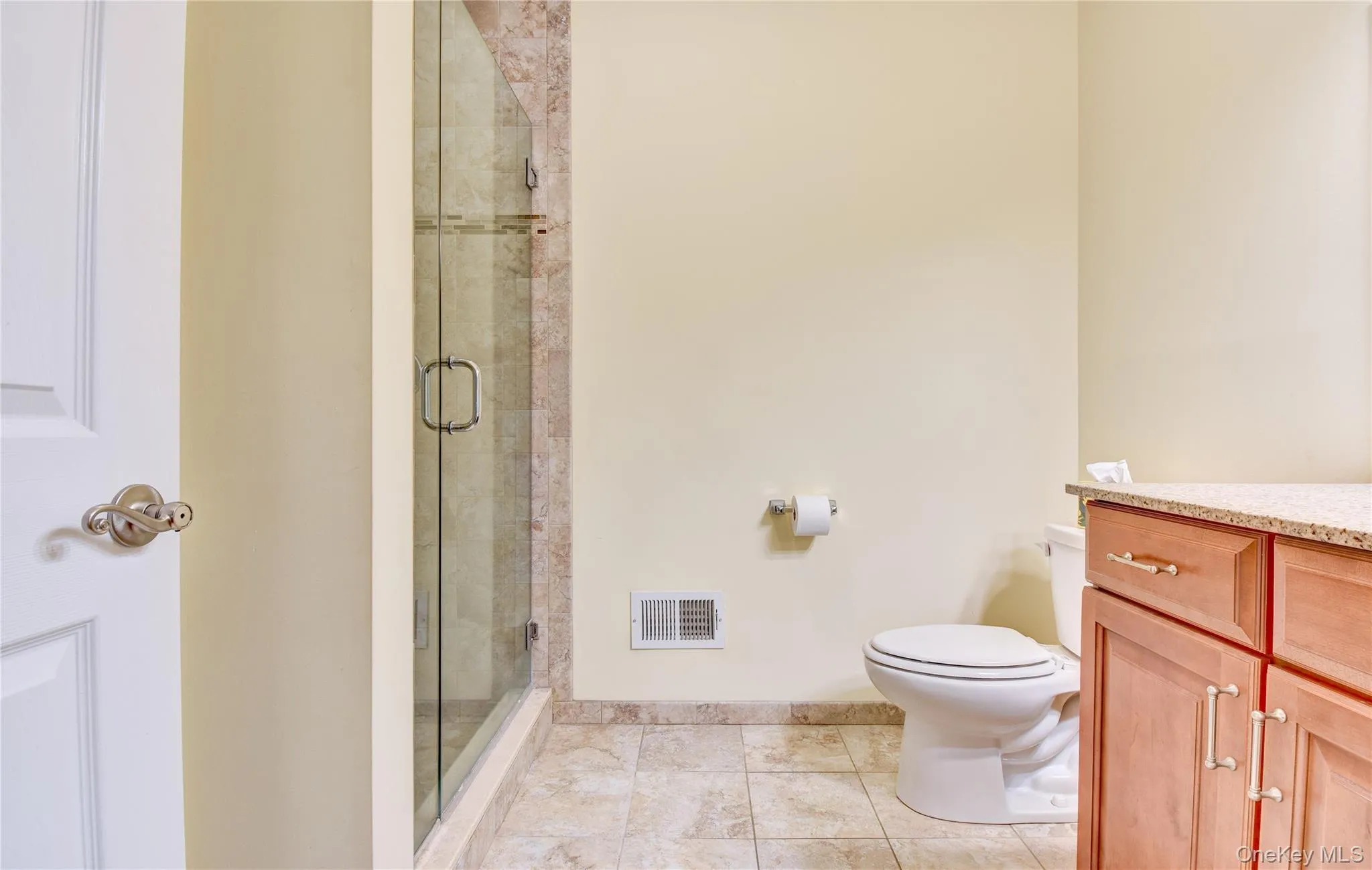 Legal accessory apartment: Shower enclosure with glass door Legal accessory apartment: Shower enclosure with glass door