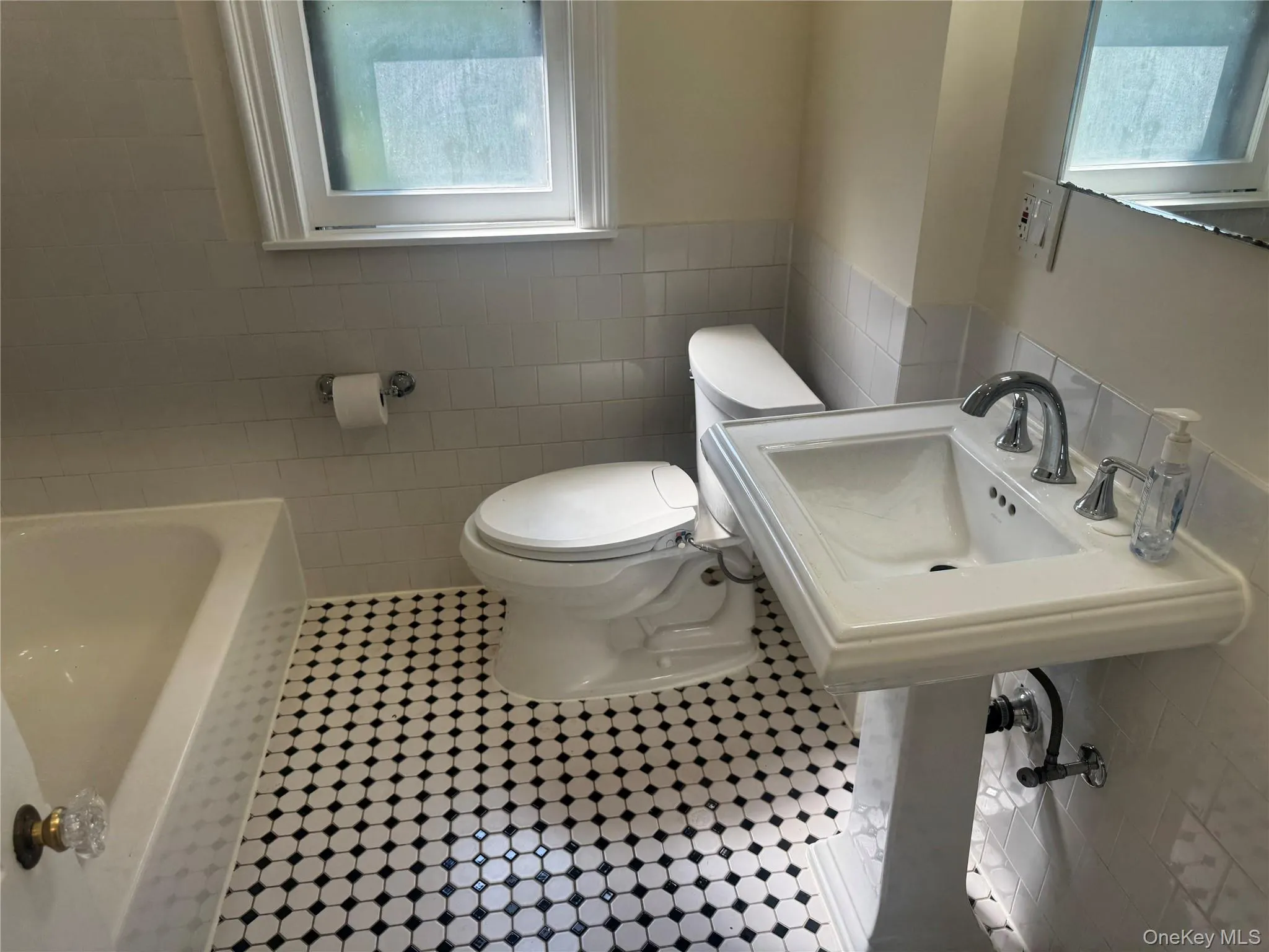 27 Keogh Lane, New Rochelle, NY, 3 Bedrooms Bedrooms, 7 Rooms Rooms,1 BathroomBathrooms,Residential Lease,For Rent,Keogh,0,1018808 27 Keogh Lane, New Rochelle, NY, 3 Bedrooms Bedrooms, 7 Rooms Rooms,1 BathroomBathrooms,Residential Lease,For Rent,Keogh,0,1018808