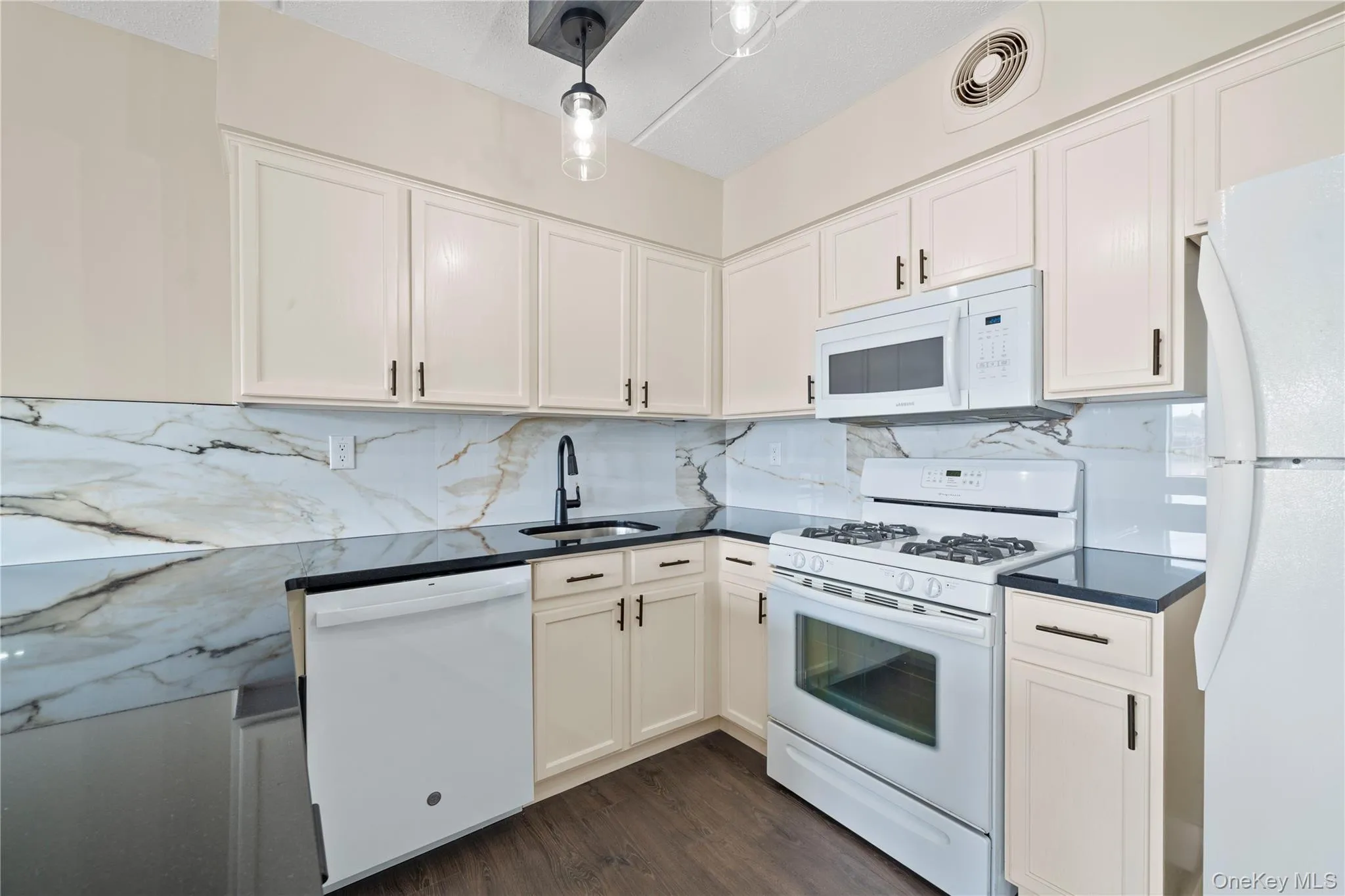195 Beach 60th Street, New York, NY, 5 Bedrooms Bedrooms, 10 Rooms Rooms,3 BathroomsBathrooms,Residential,For Rent,Beach 60th,0,KEY1018834 195 Beach 60th Street, New York, NY, 5 Bedrooms Bedrooms, 10 Rooms Rooms,3 BathroomsBathrooms,Residential,For Rent,Beach 60th,0,KEY1018834