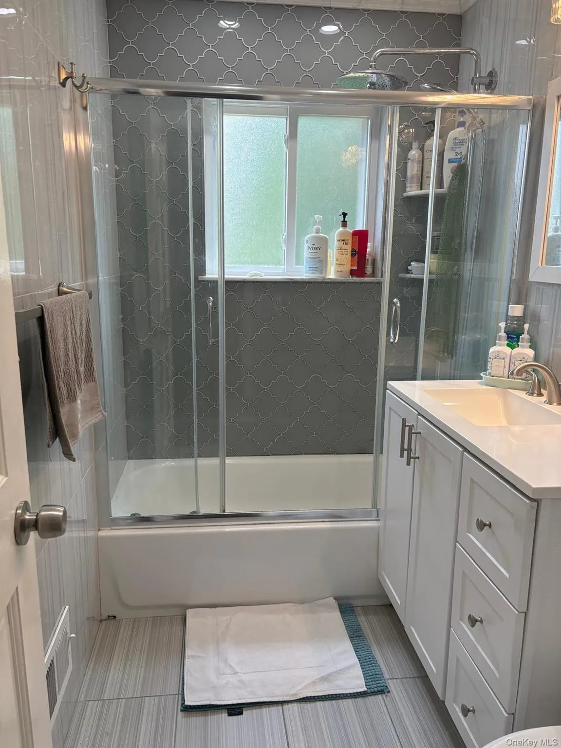 277 Graff Avenue, New York, NY, 3 Bedrooms Bedrooms, 6 Rooms Rooms,1 BathroomBathrooms,Residential,For Rent,Graff,0,1018837 277 Graff Avenue, New York, NY, 3 Bedrooms Bedrooms, 6 Rooms Rooms,1 BathroomBathrooms,Residential,For Rent,Graff,0,1018837