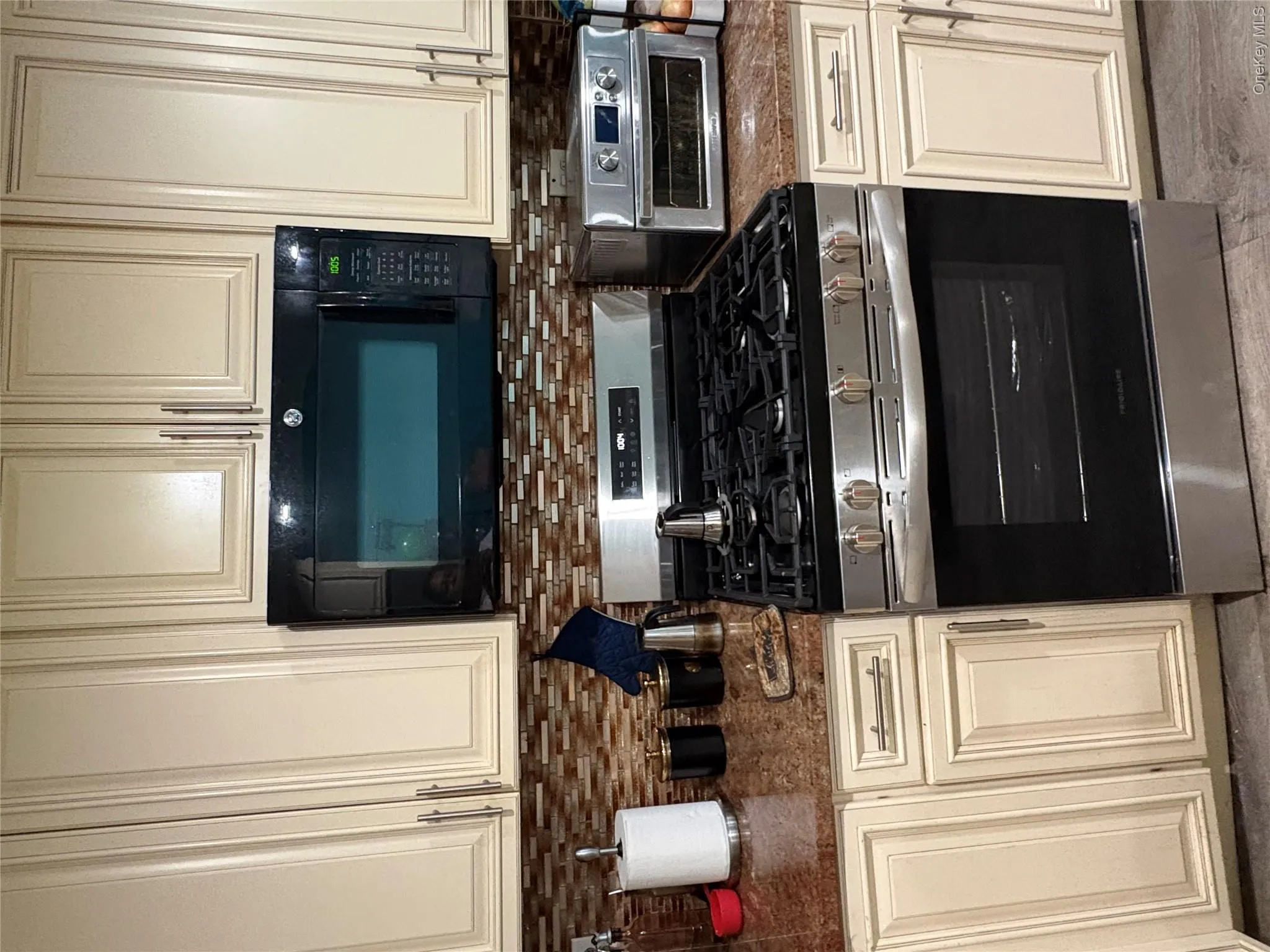 277 Graff Avenue, New York, NY, 3 Bedrooms Bedrooms, 6 Rooms Rooms,1 BathroomBathrooms,Residential,For Rent,Graff,0,1018837 277 Graff Avenue, New York, NY, 3 Bedrooms Bedrooms, 6 Rooms Rooms,1 BathroomBathrooms,Residential,For Rent,Graff,0,1018837
