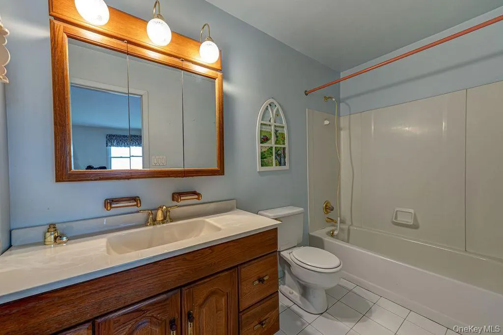 Main Bathroom Main Bathroom
