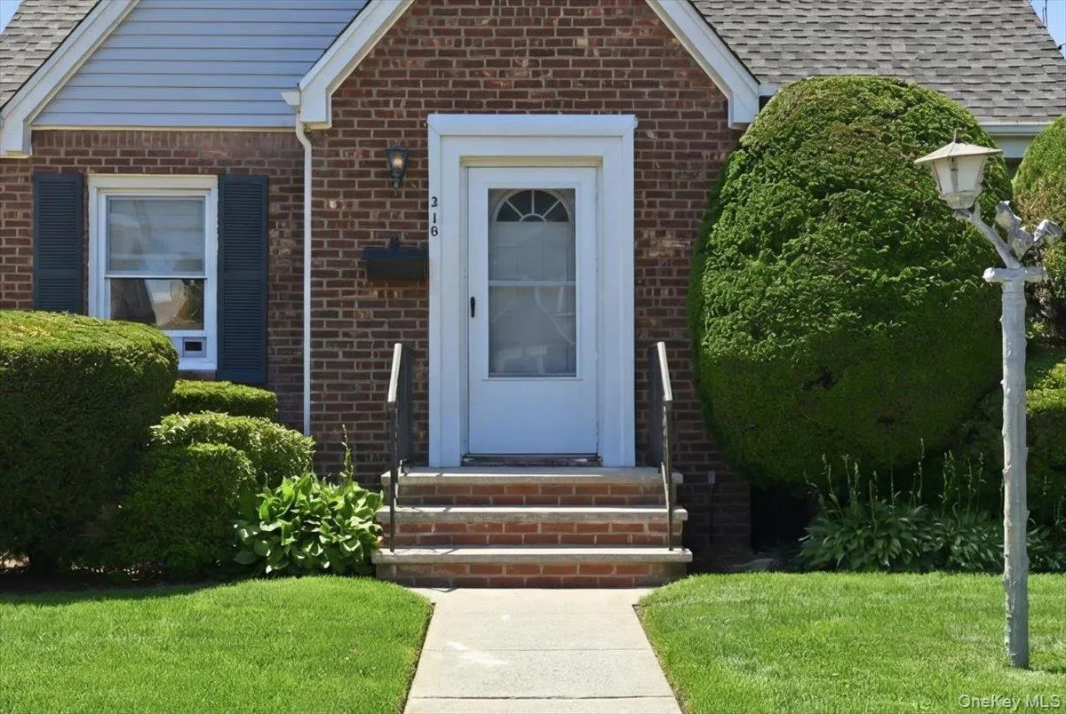 210 Madison Street, Hempstead, NY, 3 Bedrooms Bedrooms, 7 Rooms Rooms,2 BathroomsBathrooms,Residential,For Rent,Madison,0,KEY1018845 210 Madison Street, Hempstead, NY, 3 Bedrooms Bedrooms, 7 Rooms Rooms,2 BathroomsBathrooms,Residential,For Rent,Madison,0,KEY1018845