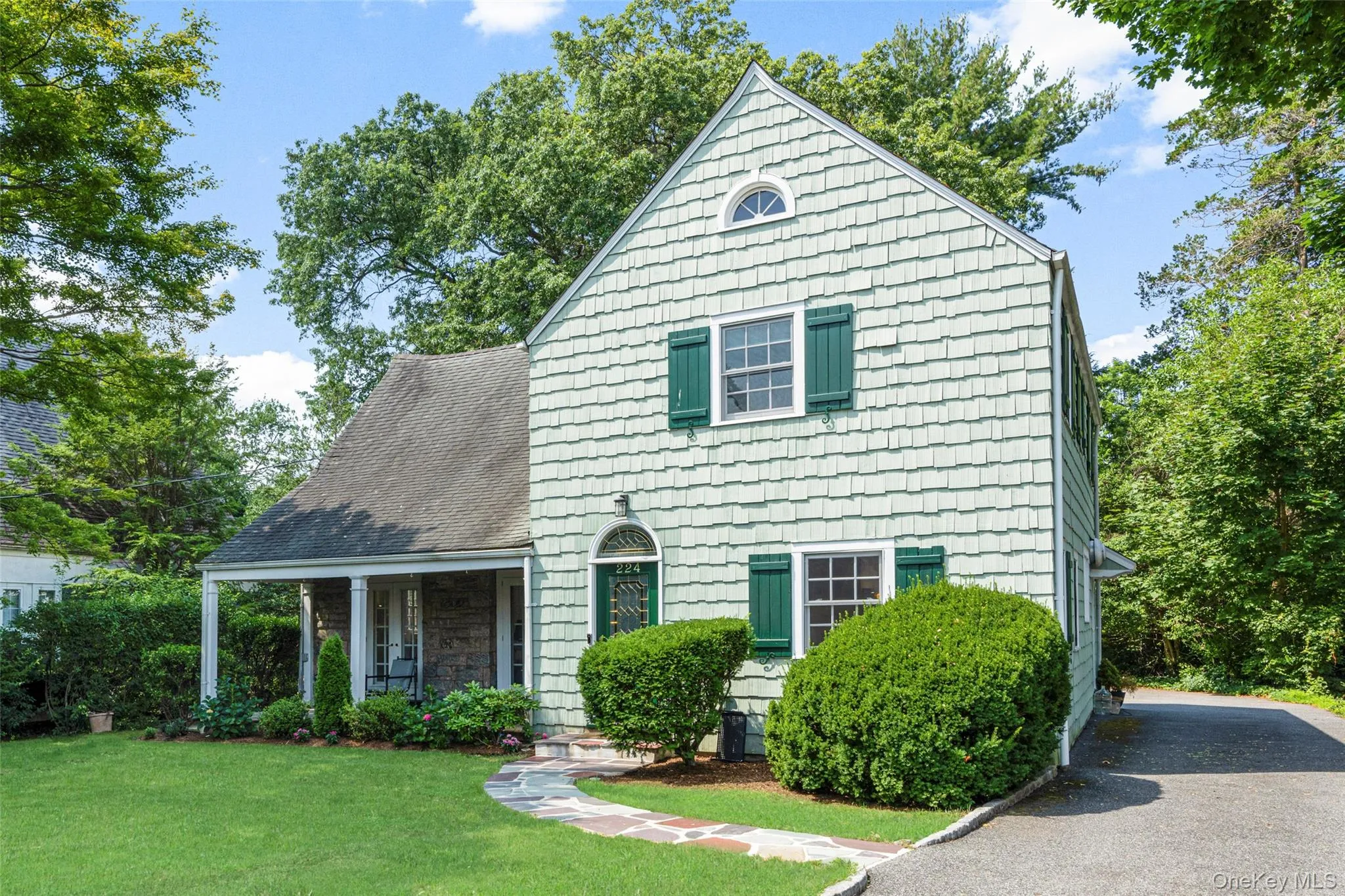 Long driveway can accommodate several cars Long driveway can accommodate several cars