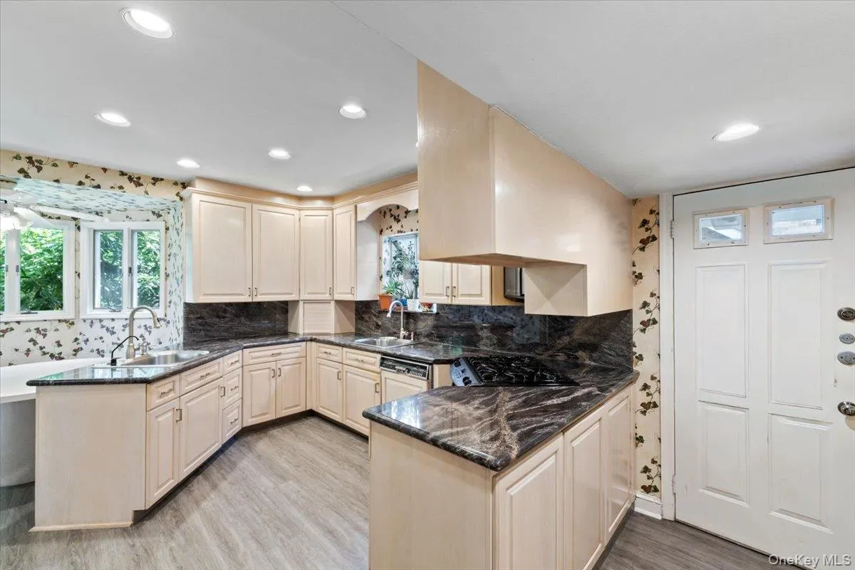 8507 Avon Street, New York, NY, 4 Bedrooms Bedrooms, 10 Rooms Rooms,3 BathroomsBathrooms,Residential,For Rent,Avon,0,1018903 8507 Avon Street, New York, NY, 4 Bedrooms Bedrooms, 10 Rooms Rooms,3 BathroomsBathrooms,Residential,For Rent,Avon,0,1018903