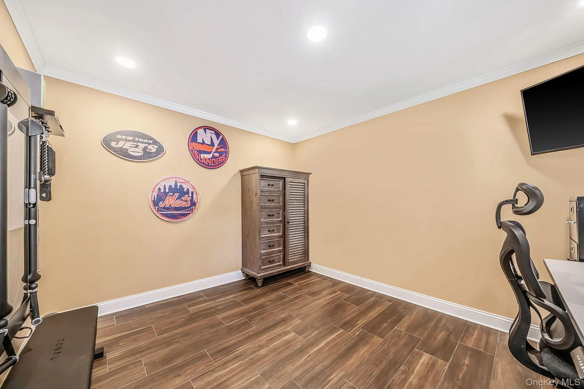 Bedroom/home office or gym located on the main floor. Crown molding and recessed lighting. Guest room or crafting station, so many possibilities! Bedroom/home office or gym located on the main floor. Crown molding and recessed lighting. Guest room or crafting station, so many possibilities!