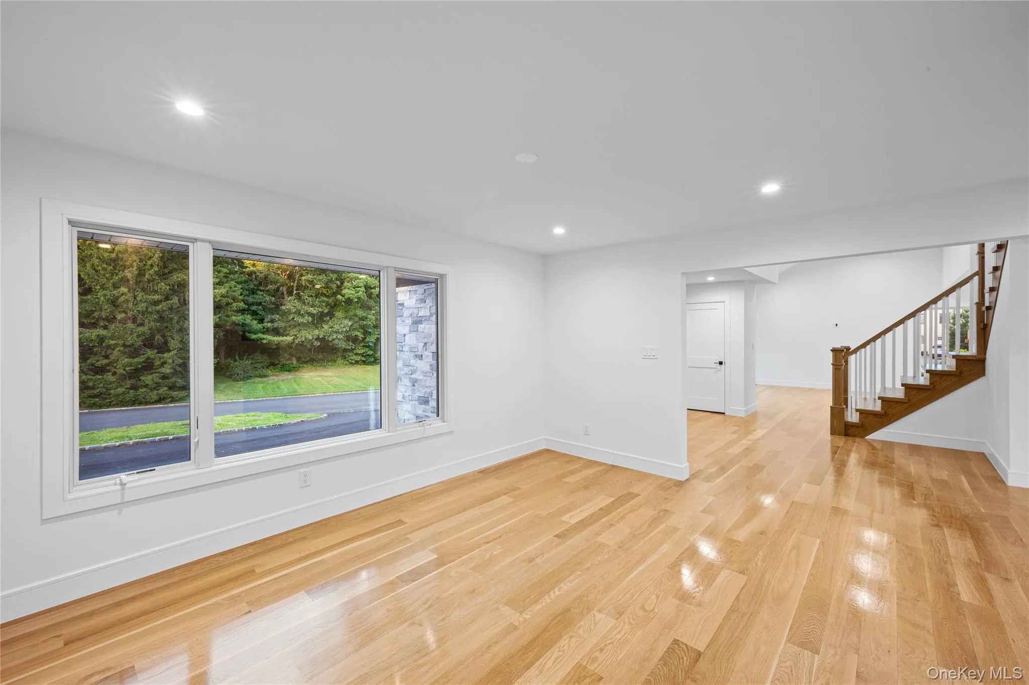 Expansive Dining room with bar for hosting. Expansive Dining room with bar for hosting.