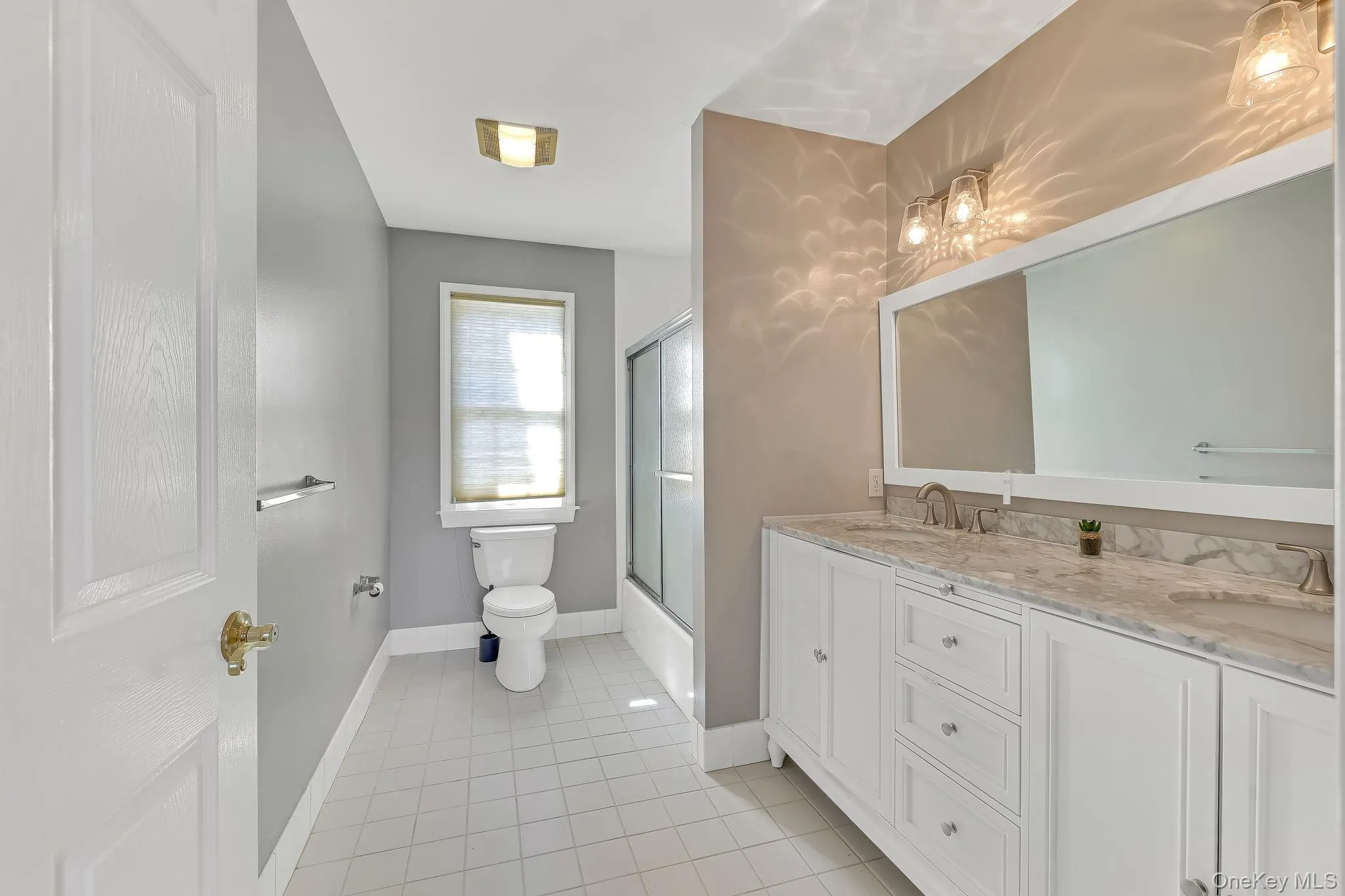 Full Hall Bath Full Hall Bath