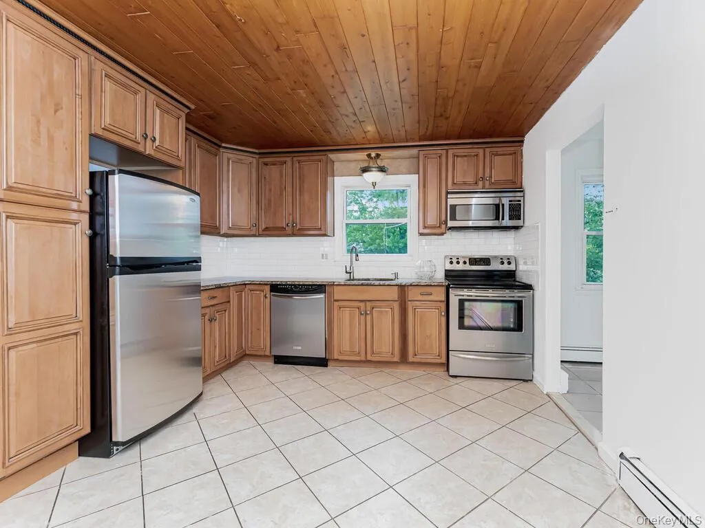131 Hunts Bridge Road, Yonkers, NY, 3 Bedrooms Bedrooms, 6 Rooms Rooms,1 BathroomBathrooms,Residential Lease,For Rent,Hunts Bridge,0,1019020 131 Hunts Bridge Road, Yonkers, NY, 3 Bedrooms Bedrooms, 6 Rooms Rooms,1 BathroomBathrooms,Residential Lease,For Rent,Hunts Bridge,0,1019020