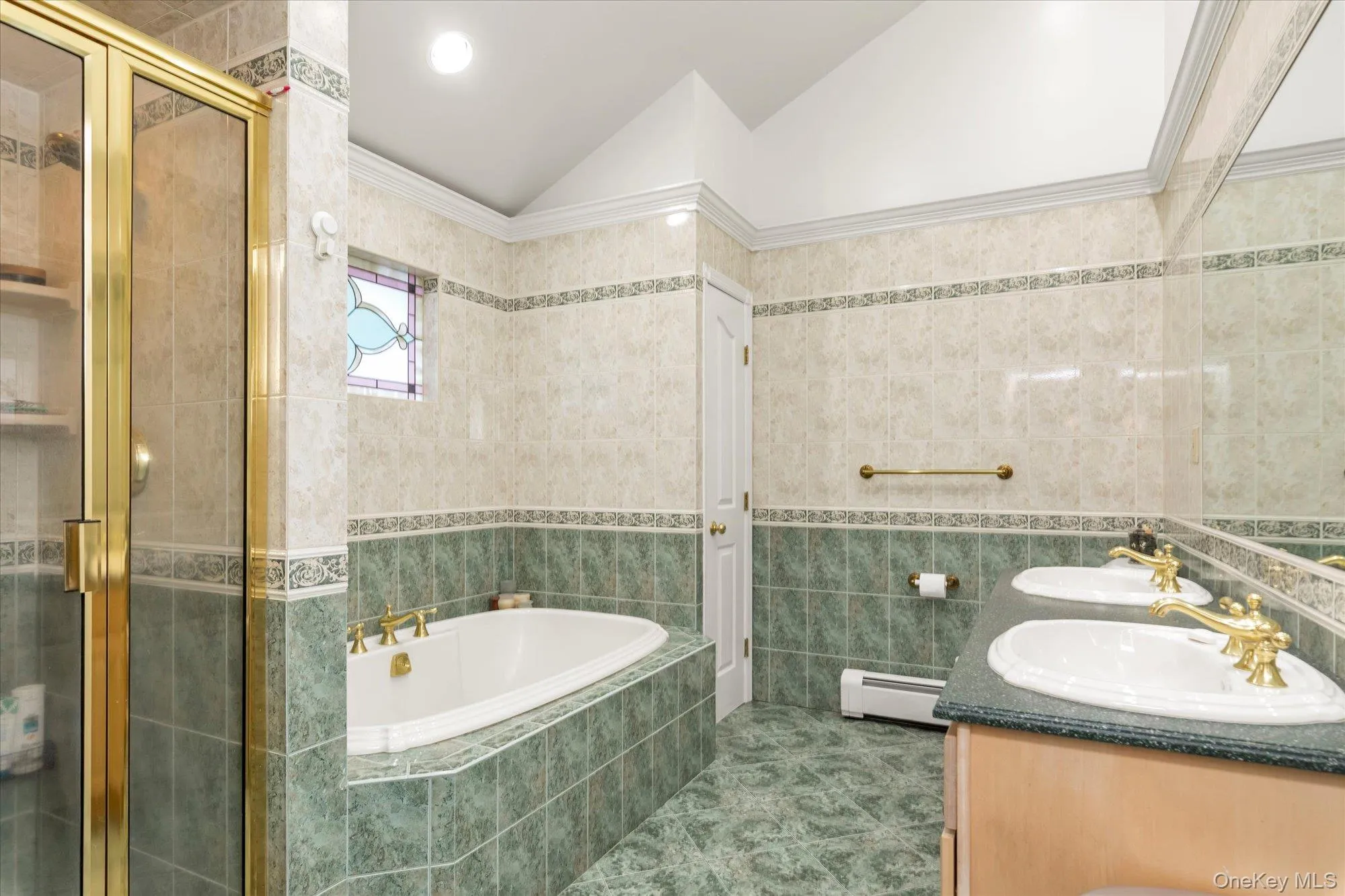 Full bathroom on 2nd floor (4 piece) Full bathroom on 2nd floor (4 piece)