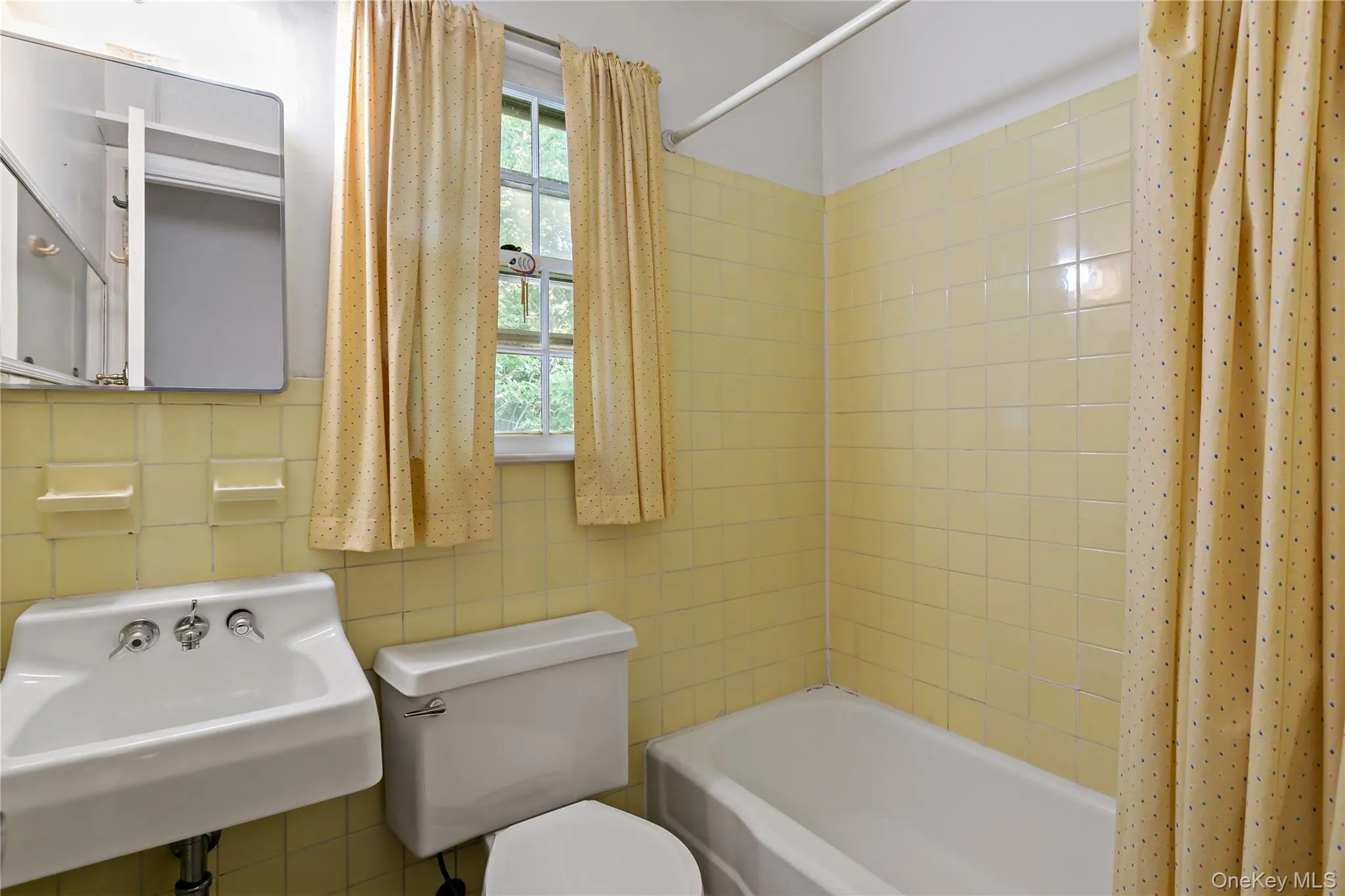 Bathroom on 2nd floor/Hall Bathroom Bathroom on 2nd floor/Hall Bathroom
