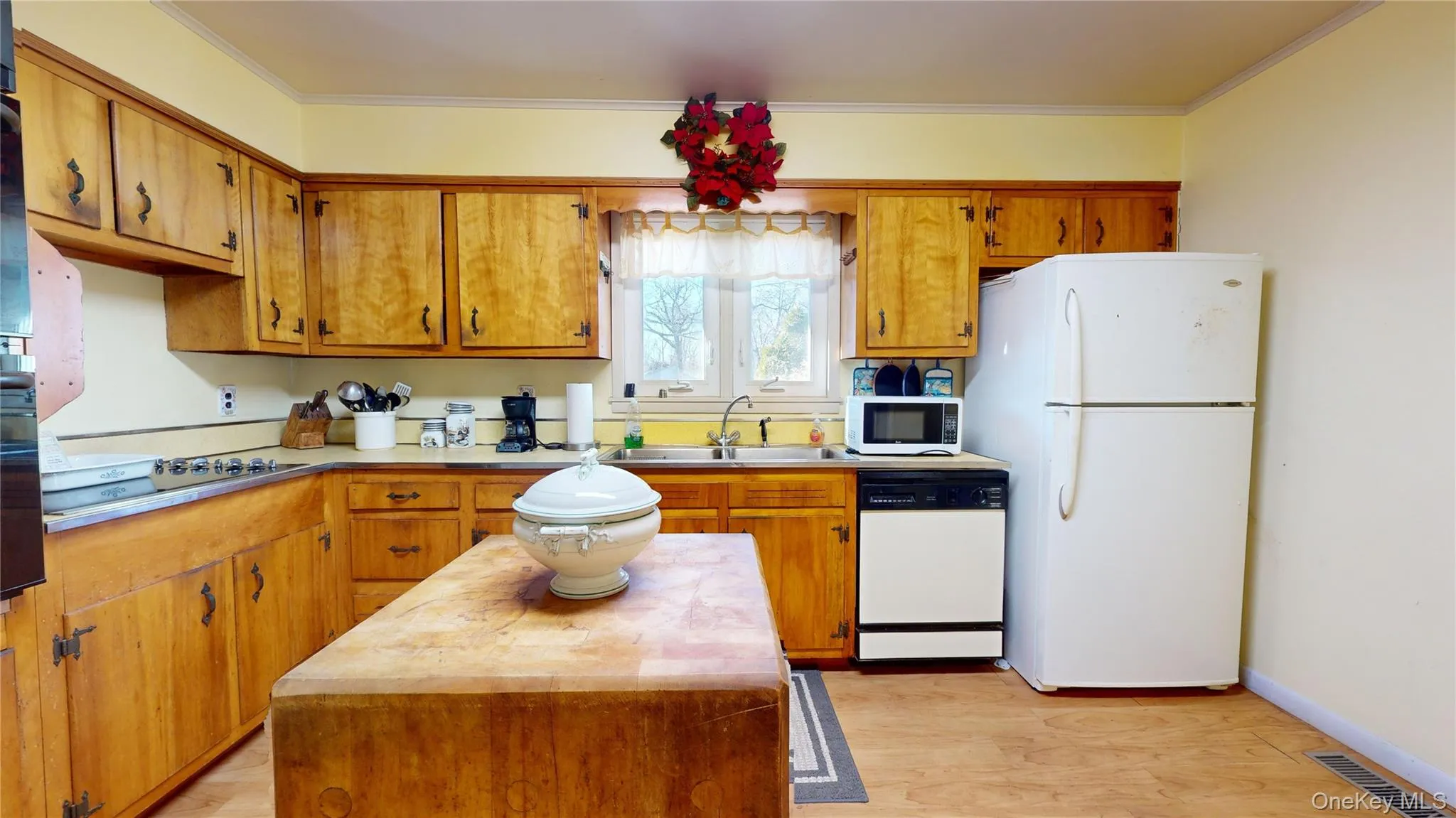 121 Aspatuck Road, Southampton, NY, 3 Bedrooms Bedrooms, 8 Rooms Rooms,2 BathroomsBathrooms,Residential,For Rent,Aspatuck,0,1019065 121 Aspatuck Road, Southampton, NY, 3 Bedrooms Bedrooms, 8 Rooms Rooms,2 BathroomsBathrooms,Residential,For Rent,Aspatuck,0,1019065