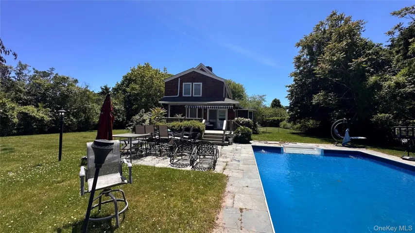 10 Kerrie Court, Southampton, New York 11968