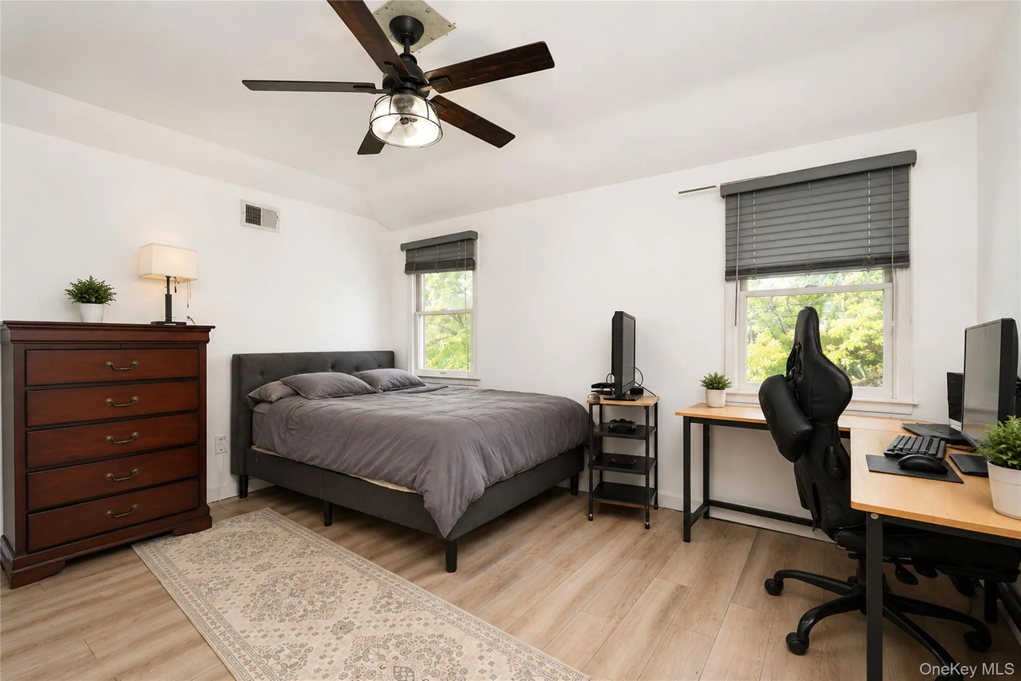22 Putters Court, New York, NY, 4 Bedrooms Bedrooms, 8 Rooms Rooms,3 BathroomsBathrooms,Residential,For Rent,Putters,0,1019136 22 Putters Court, New York, NY, 4 Bedrooms Bedrooms, 8 Rooms Rooms,3 BathroomsBathrooms,Residential,For Rent,Putters,0,1019136