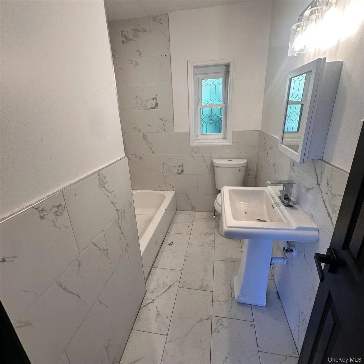 Ceramic floors and walls, pedestal sink, medicine cabinet, toilet. Ceramic floors and walls, pedestal sink, medicine cabinet, toilet.