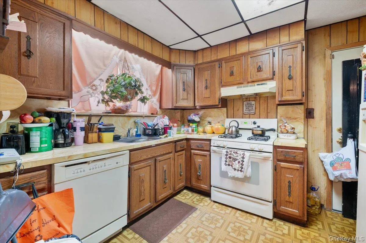 11590 223rd Street, New York, NY, 3 Bedrooms Bedrooms, 9 Rooms Rooms,2 BathroomsBathrooms,Residential,For Rent,223rd,0,1019245 11590 223rd Street, New York, NY, 3 Bedrooms Bedrooms, 9 Rooms Rooms,2 BathroomsBathrooms,Residential,For Rent,223rd,0,1019245