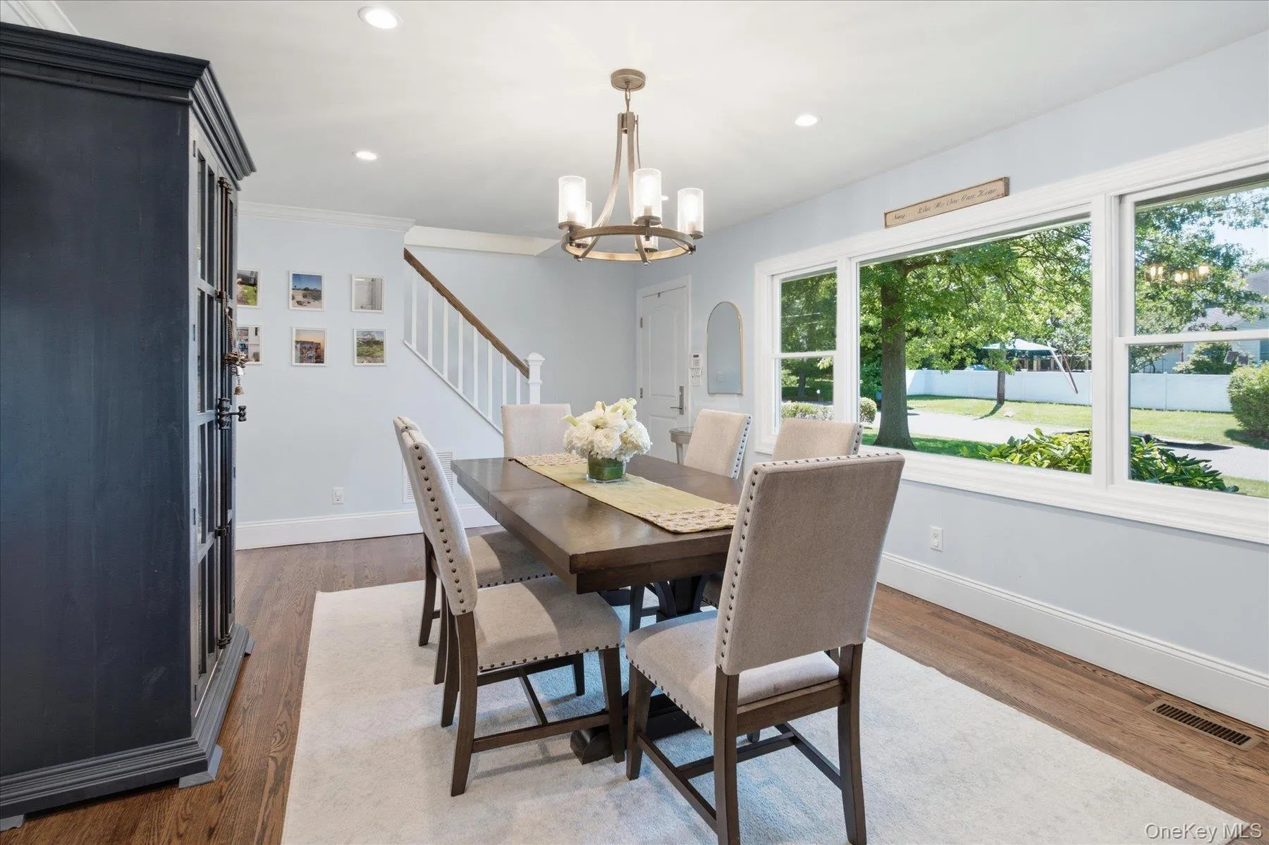 Large windows allowing amazing natural light Large windows allowing amazing natural light