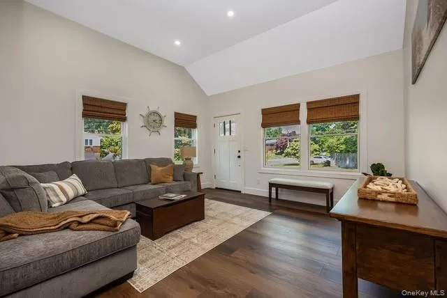 2 Cherry Road, Oyster Bay, NY, 2 Bedrooms Bedrooms, 6 Rooms Rooms,1 BathroomBathrooms,Residential Lease,For Rent,Cherry,0,1019257 2 Cherry Road, Oyster Bay, NY, 2 Bedrooms Bedrooms, 6 Rooms Rooms,1 BathroomBathrooms,Residential Lease,For Rent,Cherry,0,1019257