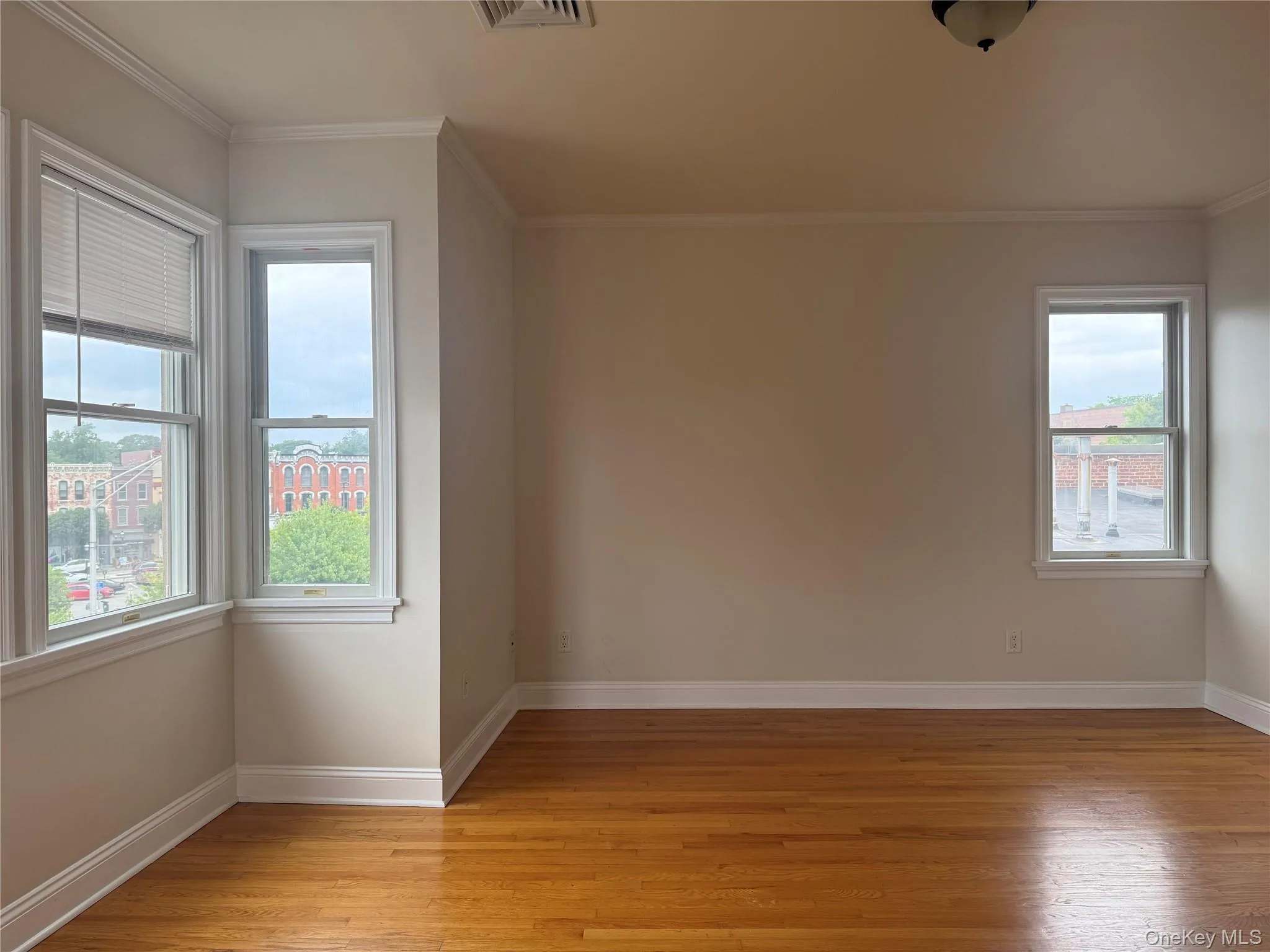 Large bedroom with walk in closet Large bedroom with walk in closet