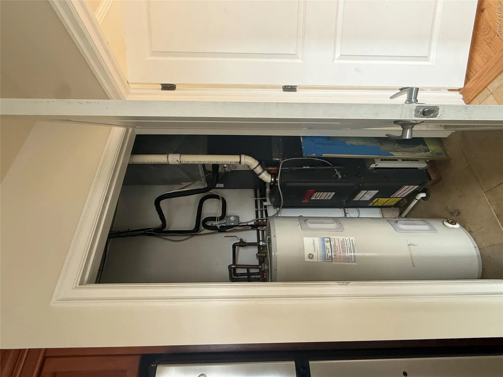 Tenant has own hot water heater and heating system in unit Tenant has own hot water heater and heating system in unit
